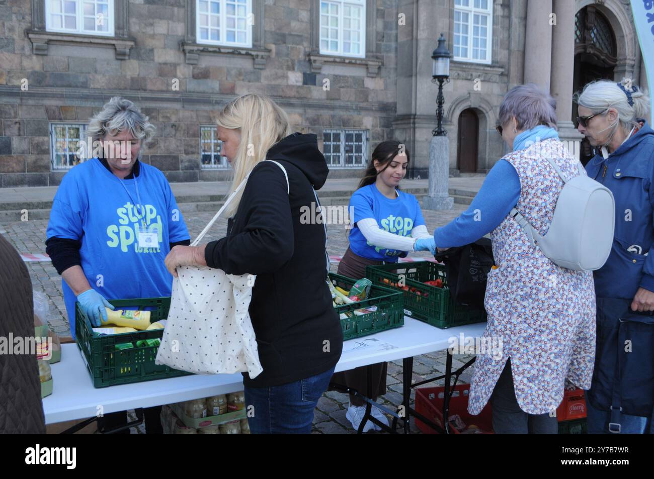 Copenhagen/ Danimarca/29 settembre 2024/persone in attesa di raccogliere cibo gratuito da Stop food il cibo di scarto viene donato da negozi di alimentari le persone possono ottenere gratuitamente cibo giorno a Copenhagen. (Foto. Francis Joseph Dean/Dean Pictures) (non per uso commerciale) Foto Stock