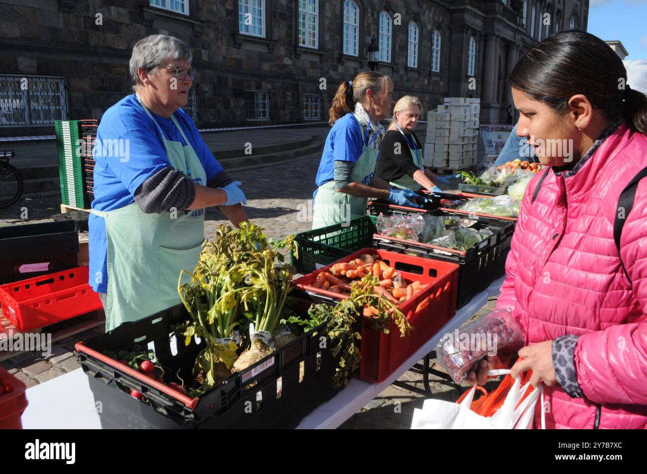 Copenhagen/ Danimarca/29 settembre 2024/persone in attesa di raccogliere cibo gratuito da Stop food il cibo di scarto viene donato da negozi di alimentari le persone possono ottenere gratuitamente cibo giorno a Copenhagen. (Foto. Francis Joseph Dean/Dean Pictures) (non per uso commerciale) Foto Stock