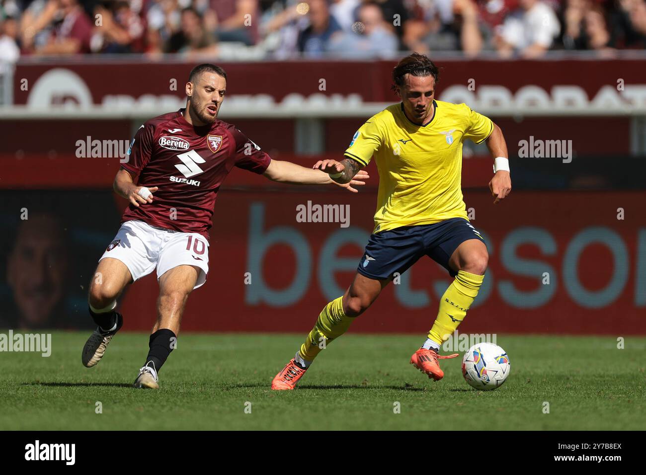 Torino, Italia. 29 settembre 2024. Luca Pellegrini della SS Lazio viene inseguito da Nikola Vlasic del Torino FC durante la partita di serie A allo Stadio grande Torino. Il credito per immagini dovrebbe essere: Jonathan Moscrop/Sportimage Credit: Sportimage Ltd/Alamy Live News Foto Stock