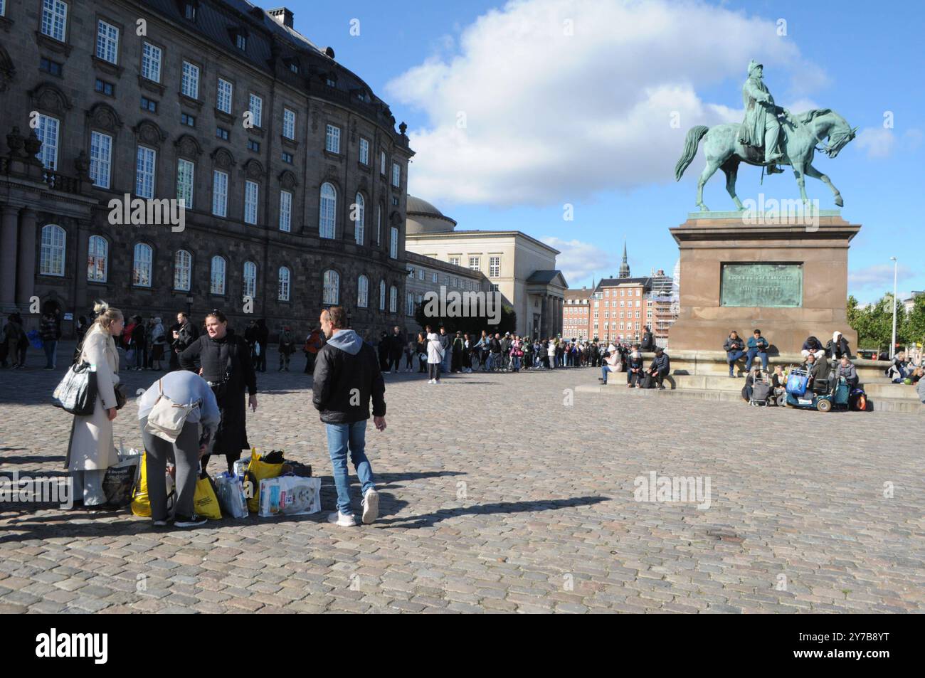 Copenhagen/ Danimarca/29 settembre 2024/persone in attesa di raccogliere cibo gratuito da Stop food il cibo di scarto viene donato da negozi di alimentari le persone possono ottenere gratuitamente cibo giorno a Copenhagen. Foto. Francis Joseph Dean/Dean Pictures non per uso commerciale Foto Stock