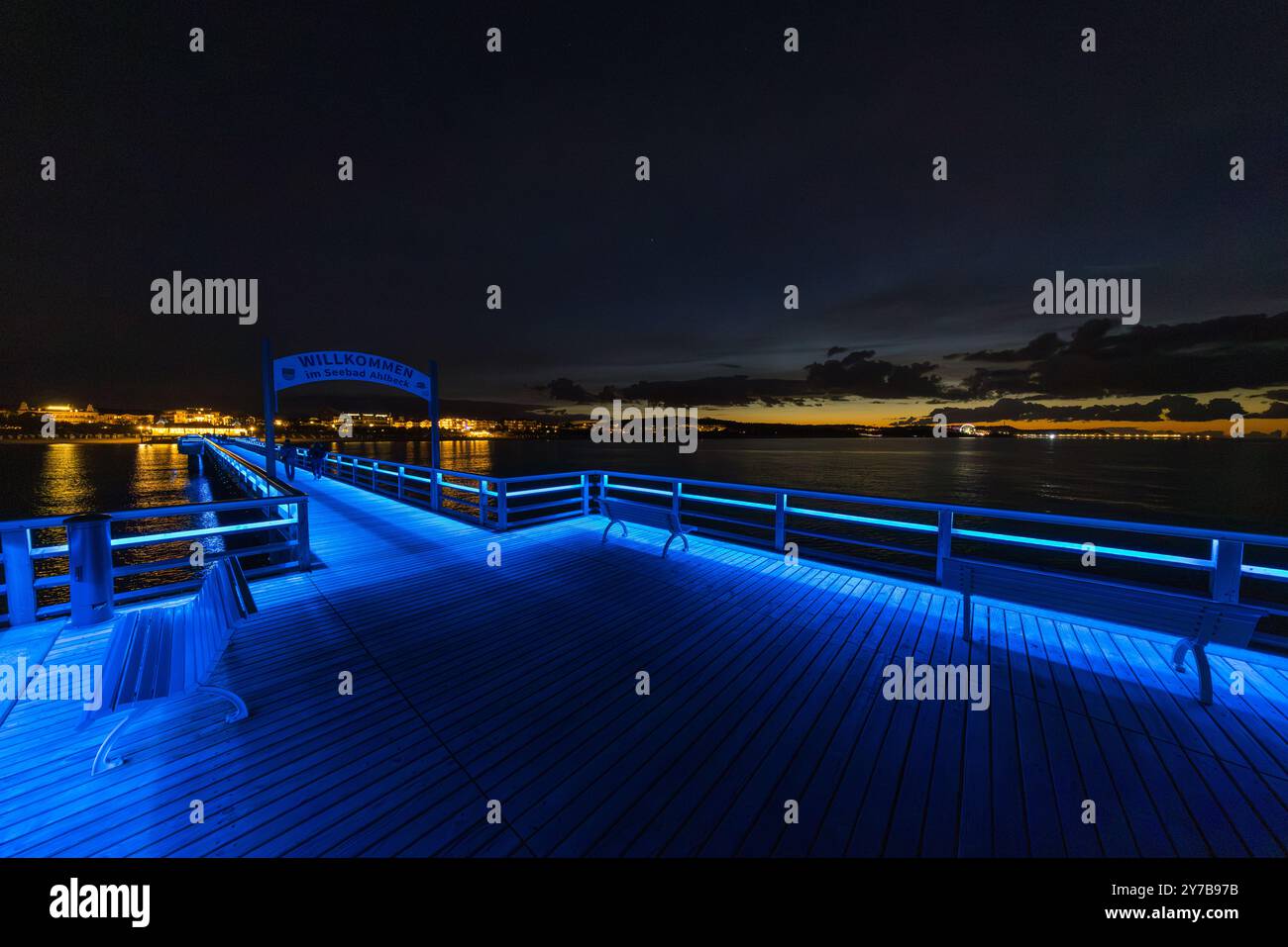 Molo illuminato di Ahlbeck di notte. Kaiserbäder, Heringsdorf, Meclemburgo-Vorpommern, Germania Foto Stock