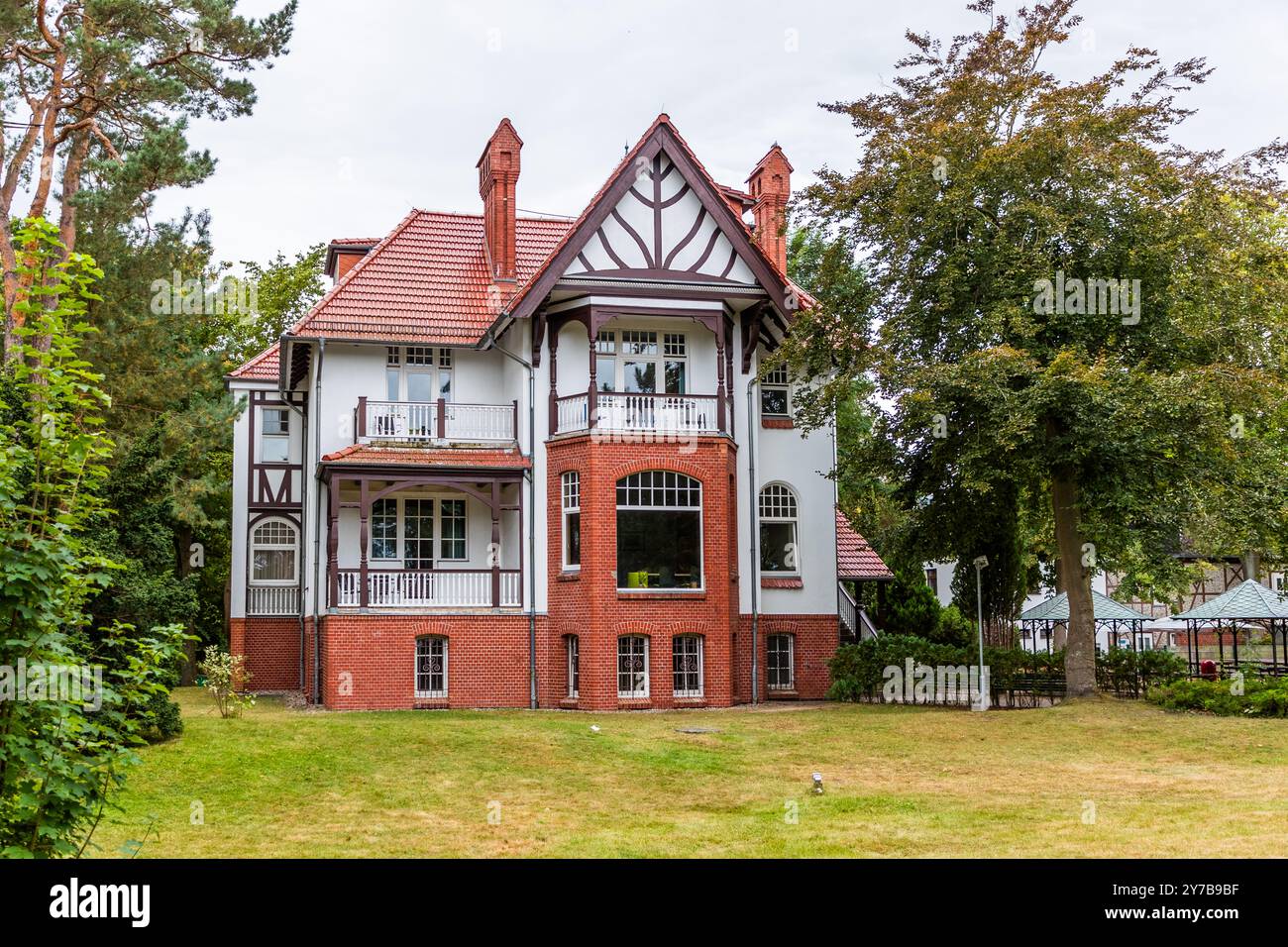 Villa sul lungomare tra le località balneari di Ahlbeck e Heringsdorf sull'isola di Usedom. Ville termali (Villen der Bäderarchtektur) lungo la passeggiata Europa ad Ahlbeck, Heringsdorf e Bensin. Kaiserbäder, Heringsdorf, Meclemburgo-Vorpommern, Germania Foto Stock