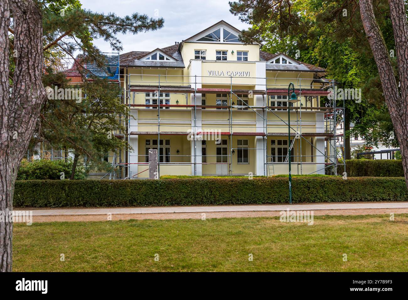 Ville termali (Villen der Bäderarchtektur) lungo la passeggiata Europa ad Ahlbeck, Heringsdorf e Bensin. Kaiserbäder, Heringsdorf, Meclemburgo-Vorpommern, Germania Foto Stock