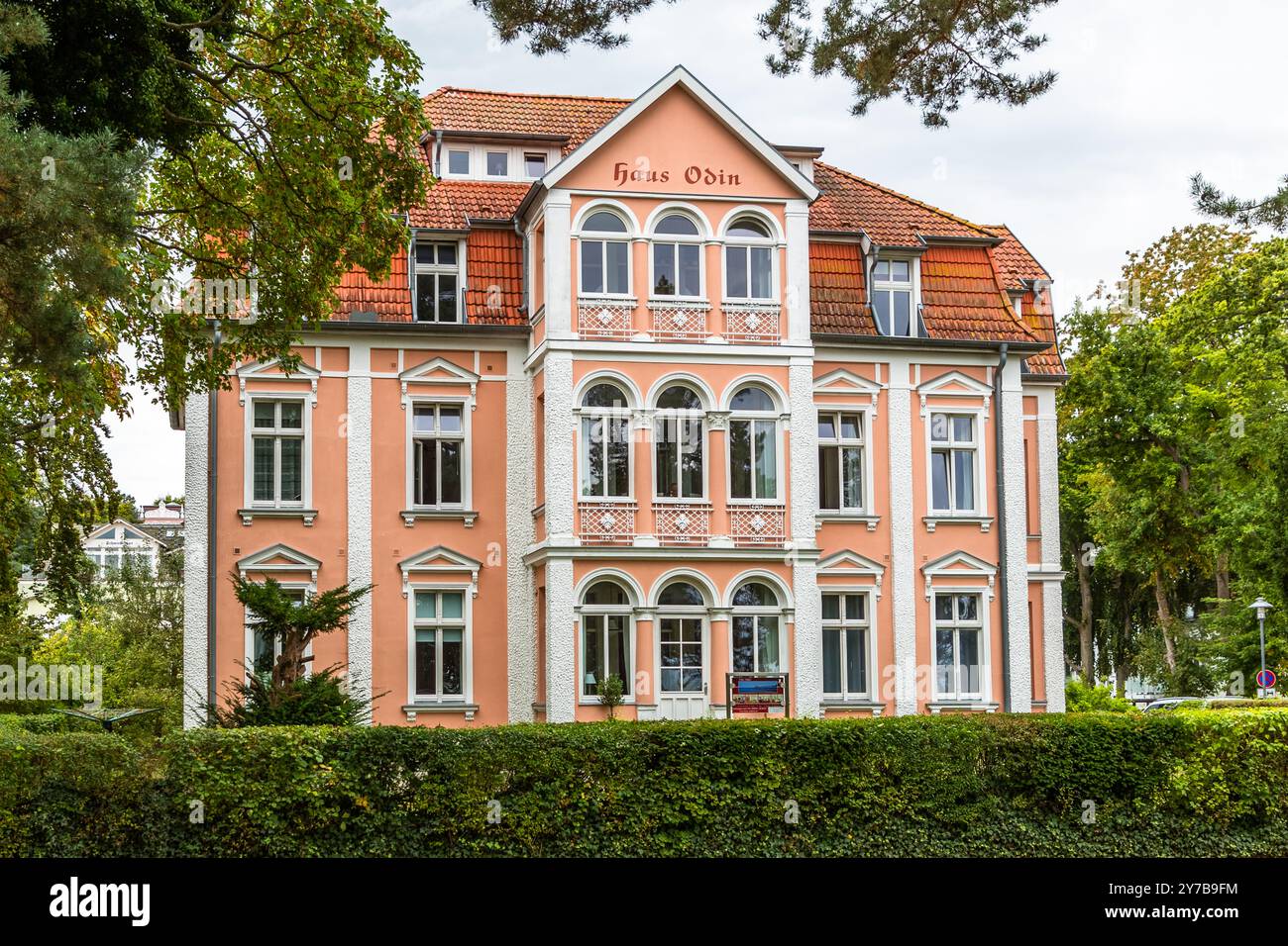 Ville termali (Villen der Bäderarchtektur) lungo la passeggiata Europa ad Ahlbeck, Heringsdorf e Bensin. Kaiserbäder, Heringsdorf, Meclemburgo-Vorpommern, Germania Foto Stock
