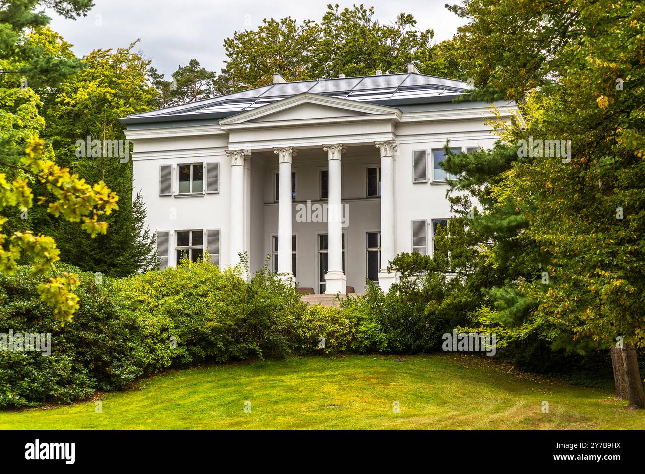 La villa neoclassica bianca di Oppenheim con quattro colonne corinzie e una scala aperta. Fu costruita nel 1883 come residenza estiva per la famiglia del banchiere Benoît Oppenheim. Villa Oppenheim era un soggetto preferito del pittore Lyonel Feininger. Durante l'era della RDT, è stato utilizzato come alloggio e una prestigiosa guest House per il ministro della sicurezza dello Stato, Erich Mielke. Oggi, gli appartamenti per le vacanze sono affittati nella Villa Oppenheim di Heringsdorf. Ville termali (Villen der Bäderarchtektur) lungo la passeggiata Europa ad Ahlbeck, Heringsdorf e Bensin. Kaiserbäder, Heringsdorf, Mecklenbu Foto Stock