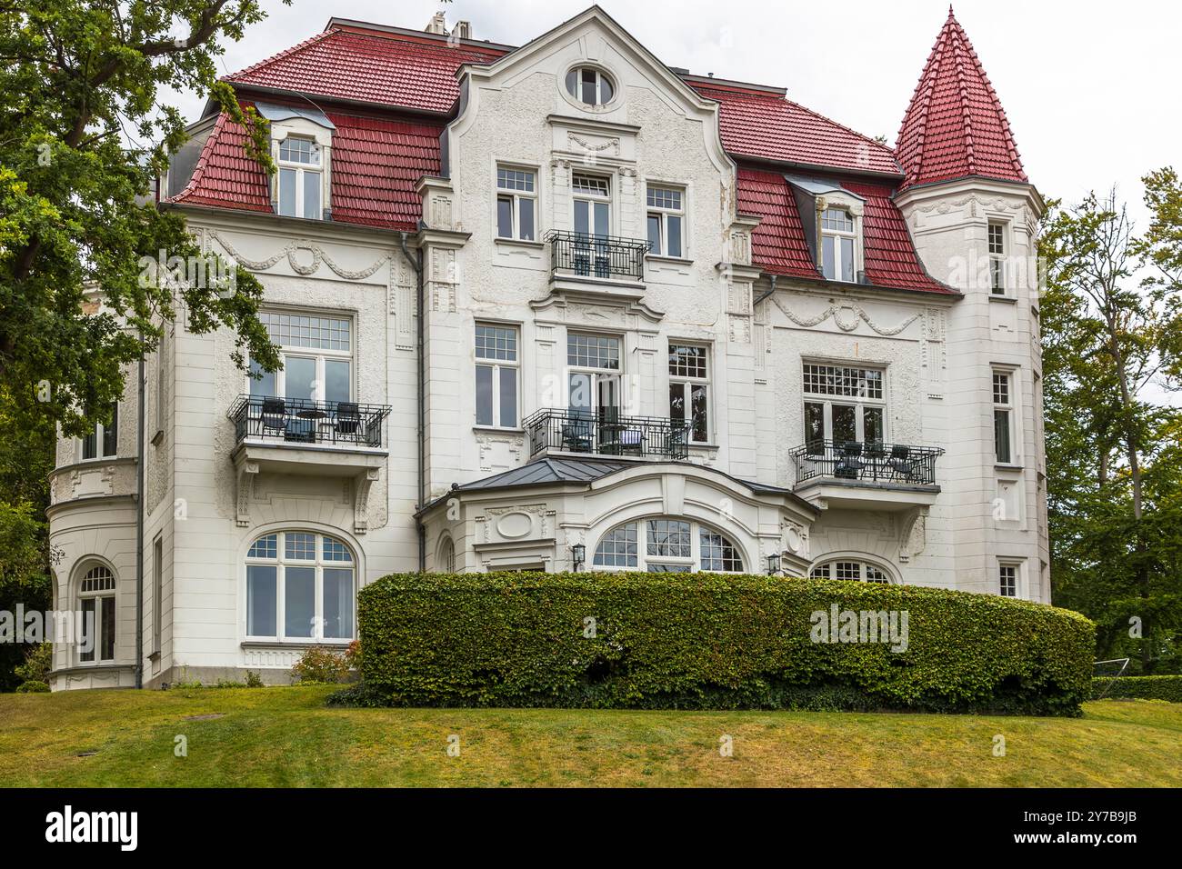 Ville termali (Villen der Bäderarchtektur) lungo la passeggiata Europa ad Ahlbeck, Heringsdorf e Bensin. Kaiserbäder, Heringsdorf, Meclemburgo-Vorpommern, Germania Foto Stock