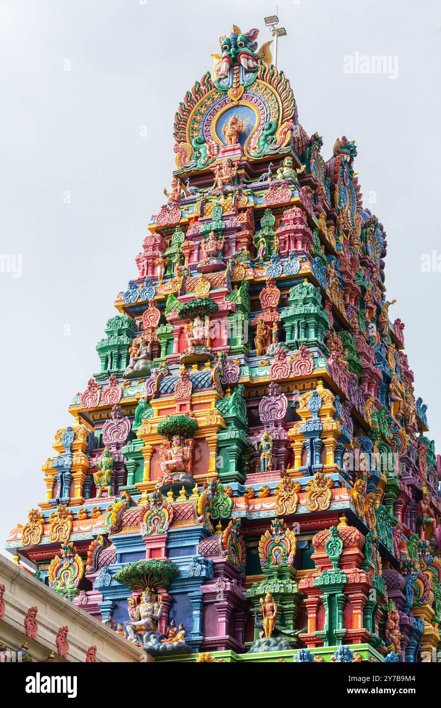 Design esterno del Tempio di Sri Thendayuthapani, stile architettonico dravidiano. Singapore. Foto Stock