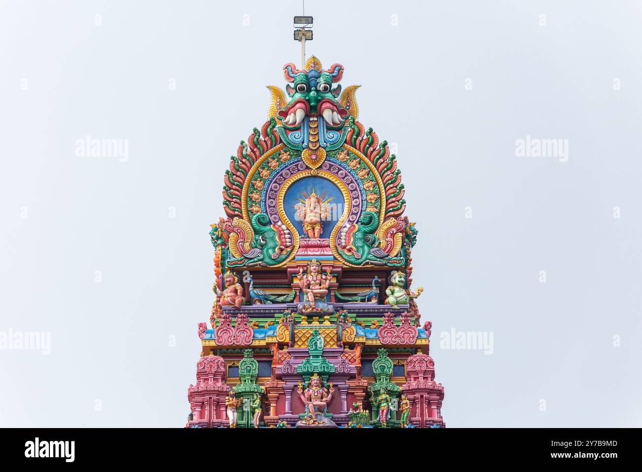 Design esterno del Tempio di Sri Thendayuthapani, stile architettonico dravidiano. Singapore. Foto Stock