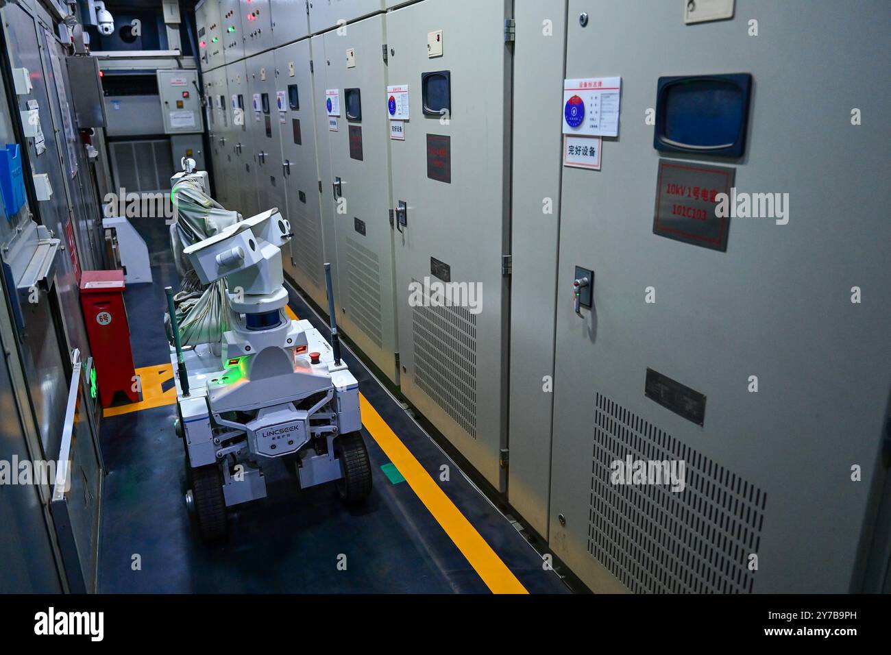 (240929) -- URUMQI, 29 settembre 2024 (Xinhua) -- Un robot ispeziona una sala di distribuzione dell'energia elettrica in una sottostazione da 110 kilovolt (kv) di Xinjiang Hongshaquan Energy Co., Ltd di China Energy Group nella regione autonoma di Xinjiang Uygur della Cina nord-occidentale, 28 settembre 2024. Lo Xinjiang ha sfruttato appieno le sue risorse di carbone per stimolare l'industria carboniera e lo sviluppo di alta qualità dell'economia. Nella prima metà del 2024, la produzione dello Xinjiang di carbone grezzo proveniente da imprese di dimensioni superiori a quelle indicate ha raggiunto i 240 milioni di tonnellate, con un aumento del 13,4% su base annua. Sulla base delle sue ricche risorse di carbone, lo Xinjiang è accelerato Foto Stock