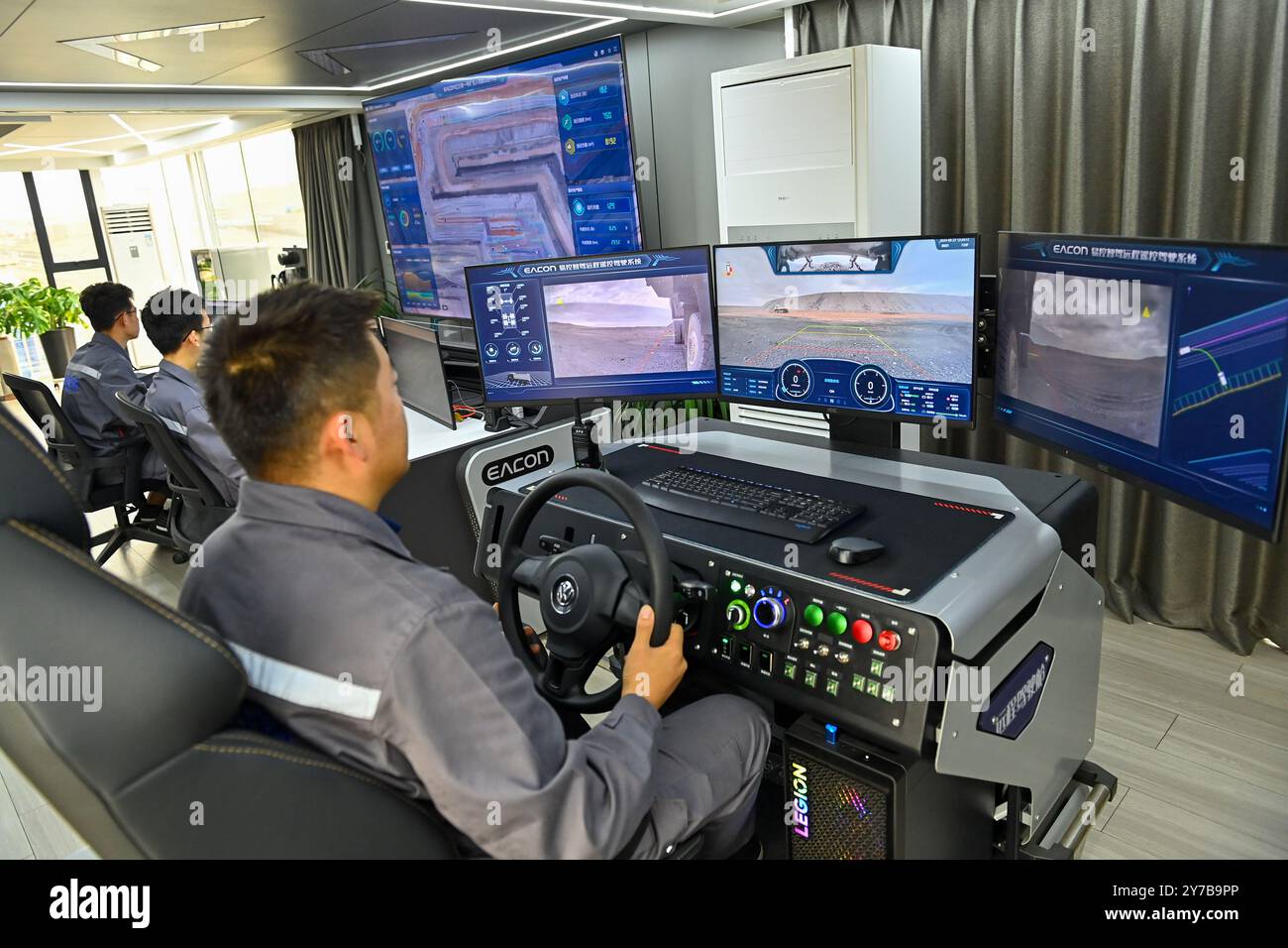 (240929) -- URUMQI, 29 settembre 2024 (Xinhua) -- i membri del personale monitorano i veicoli senza equipaggio presso la miniera di carbone a cielo aperto n. 1 di Xinjiang Hongshaquan Energy Co., Ltd del China Energy Group nella regione autonoma di Xinjiang Uygur della Cina nord-occidentale, 27 settembre 2024. Lo Xinjiang ha sfruttato appieno le sue risorse di carbone per stimolare l'industria carboniera e lo sviluppo di alta qualità dell'economia. Nella prima metà del 2024, la produzione dello Xinjiang di carbone grezzo proveniente da imprese di dimensioni superiori a quelle indicate ha raggiunto i 240 milioni di tonnellate, con un aumento del 13,4% su base annua. Sulla base delle sue ricche risorse di carbone, lo Xinjiang sta accelerando il Foto Stock