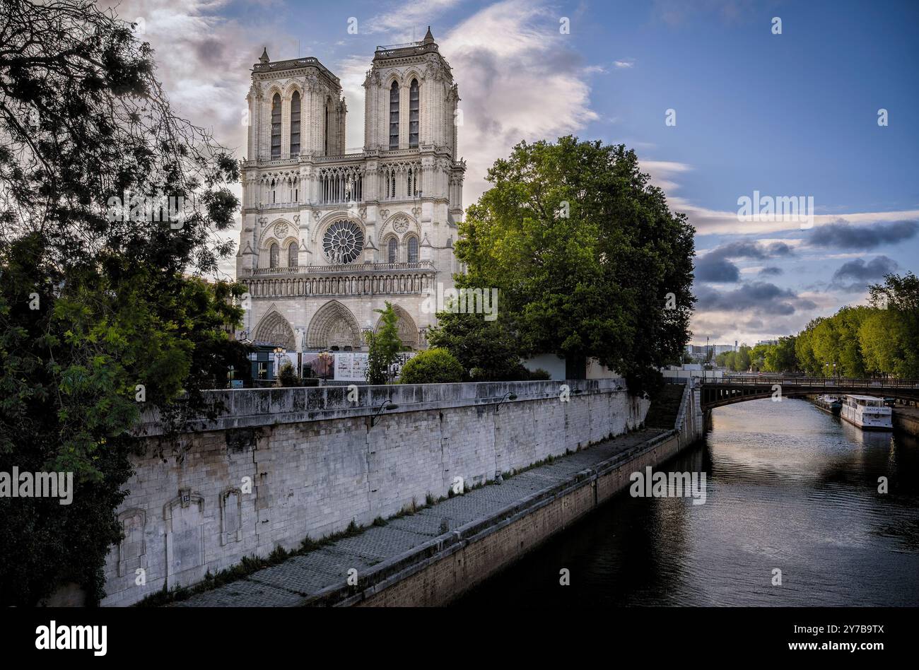 Una vista dal sud-ovest delle facciate ovest e sud di questa famosa cattedrale di Parigi. Questo è durante la costruzione. La Senna è visibile. Foto Stock