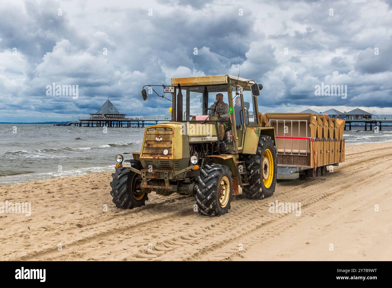 Un trattore Fortschritt (si traduce in progresso) ZT 323-A trascina sdraio lungo la spiaggia di Heringsdorf in autunno. Kaiserbäder, Heringsdorf, Meclemburgo-Vorpommern, Germania Foto Stock