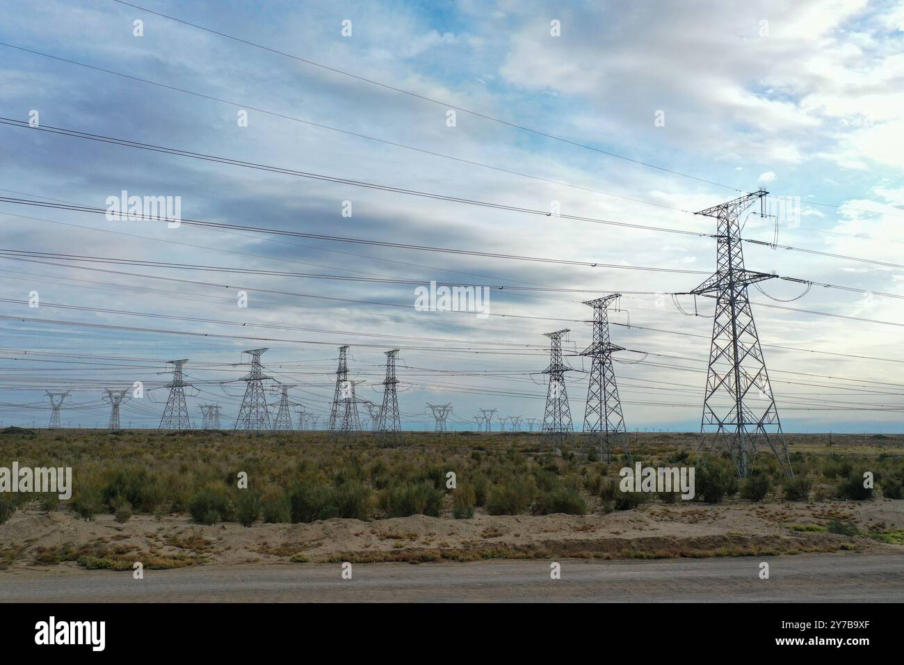 (240929) -- URUMQI, 29 settembre 2024 (Xinhua) -- Una foto scattata il 26 settembre 2024 mostra le linee di trasmissione dell'energia elettrica nella zona di sviluppo tecnologico economico di Zhundong nella regione autonoma di Xinjiang Uygur della Cina nord-occidentale. Lo Xinjiang ha sfruttato appieno le sue risorse di carbone per stimolare l'industria carboniera e lo sviluppo di alta qualità dell'economia. Nella prima metà del 2024, la produzione dello Xinjiang di carbone grezzo proveniente da imprese di dimensioni superiori a quelle indicate ha raggiunto i 240 milioni di tonnellate, con un aumento del 13,4% su base annua. Sulla base delle sue ricche risorse di carbone, lo Xinjiang sta accelerando l'insediamento Foto Stock