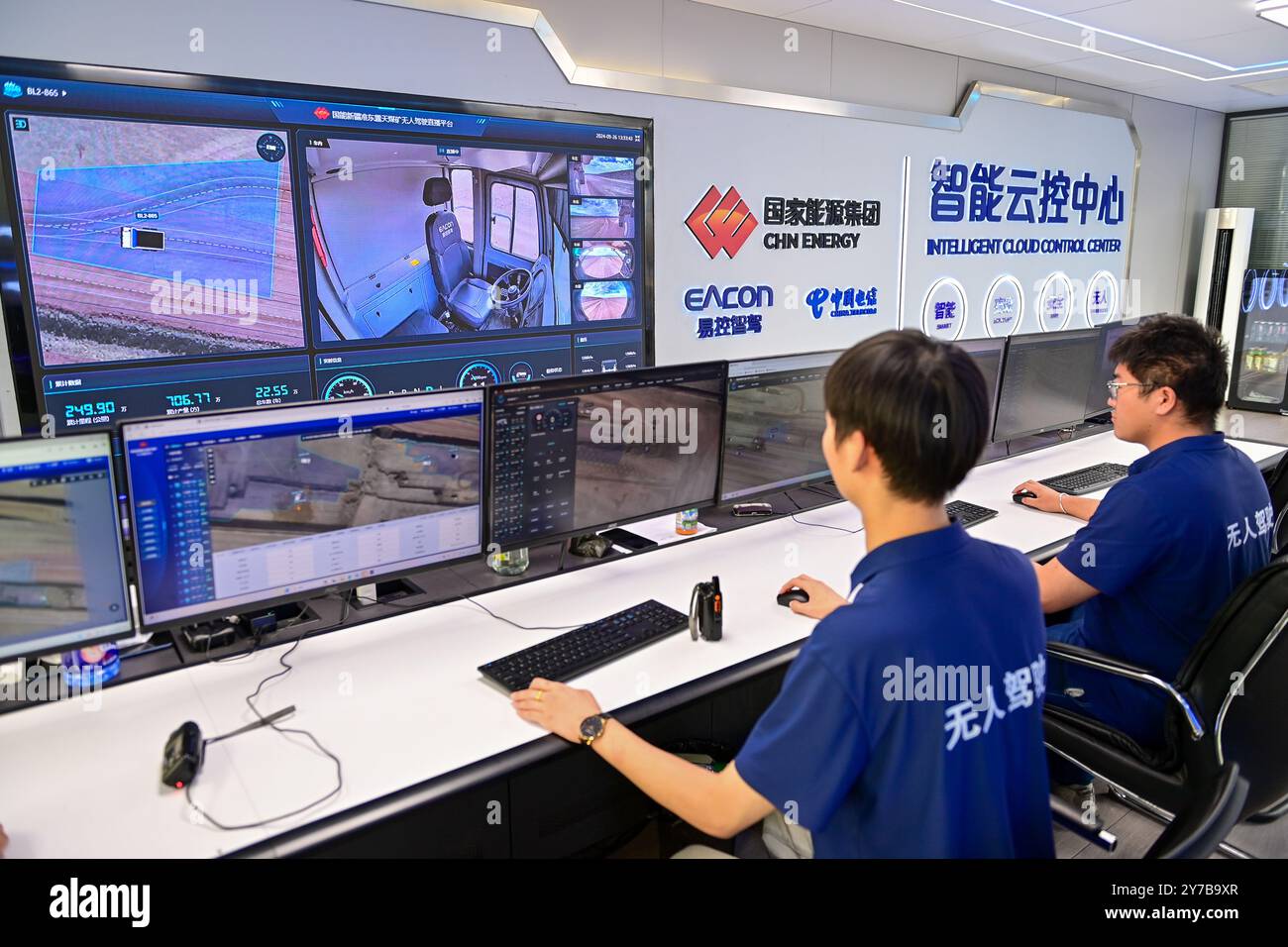 (240929) -- URUMQI, 29 settembre 2024 (Xinhua) -- i membri del personale lavorano presso il centro di controllo delle nuvole intelligenti della miniera di carbone a cielo aperto di Zhundong di Xinjiang Zhundong Energy Co., Ltd del China Energy Group nella regione autonoma di Xinjiang Uygur, nella Cina nord-occidentale, 26 settembre 2024. Lo Xinjiang ha sfruttato appieno le sue risorse di carbone per stimolare l'industria carboniera e lo sviluppo di alta qualità dell'economia. Nella prima metà del 2024, la produzione dello Xinjiang di carbone grezzo proveniente da imprese di dimensioni superiori a quelle indicate ha raggiunto i 240 milioni di tonnellate, con un aumento del 13,4% su base annua. Sulla base delle sue ricche risorse di carbone, lo Xinjiang Foto Stock