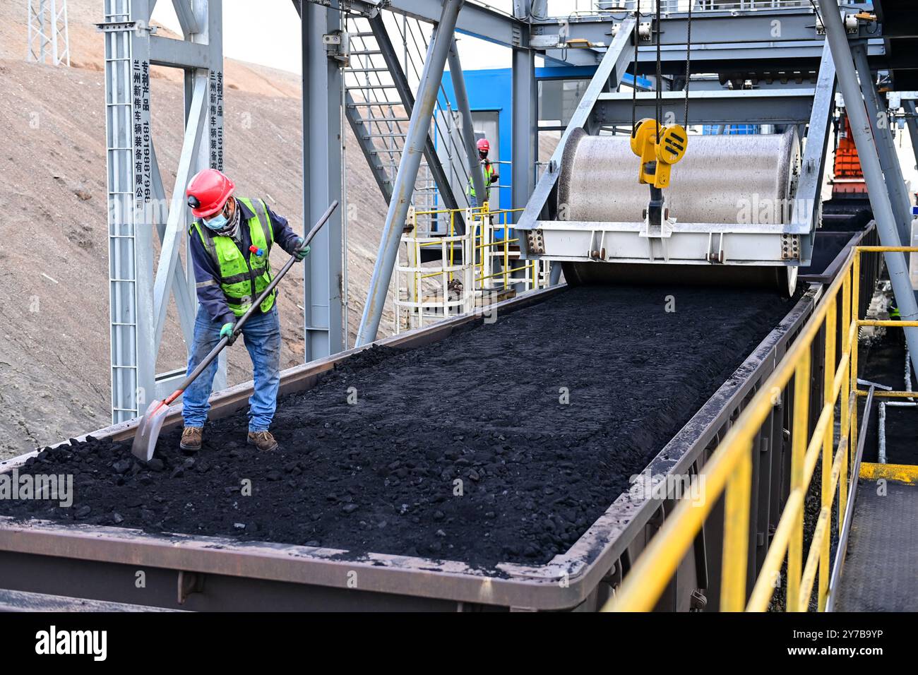 (240929) -- URUMQI, 29 settembre 2024 (Xinhua) -- Un membro del personale lavora presso la miniera di carbone a cielo aperto di Zhundong di Xinjiang Zhundong Energy Co., Ltd di China Energy Group nella regione autonoma Xinjiang Uygur della Cina nord-occidentale, 27 settembre 2024. Lo Xinjiang ha sfruttato appieno le sue risorse di carbone per stimolare l'industria carboniera e lo sviluppo di alta qualità dell'economia. Nella prima metà del 2024, la produzione dello Xinjiang di carbone grezzo proveniente da imprese di dimensioni superiori a quelle indicate ha raggiunto i 240 milioni di tonnellate, con un aumento del 13,4% su base annua. Sulla base delle sue ricche risorse di carbone, lo Xinjiang sta accelerando la creazione di Foto Stock