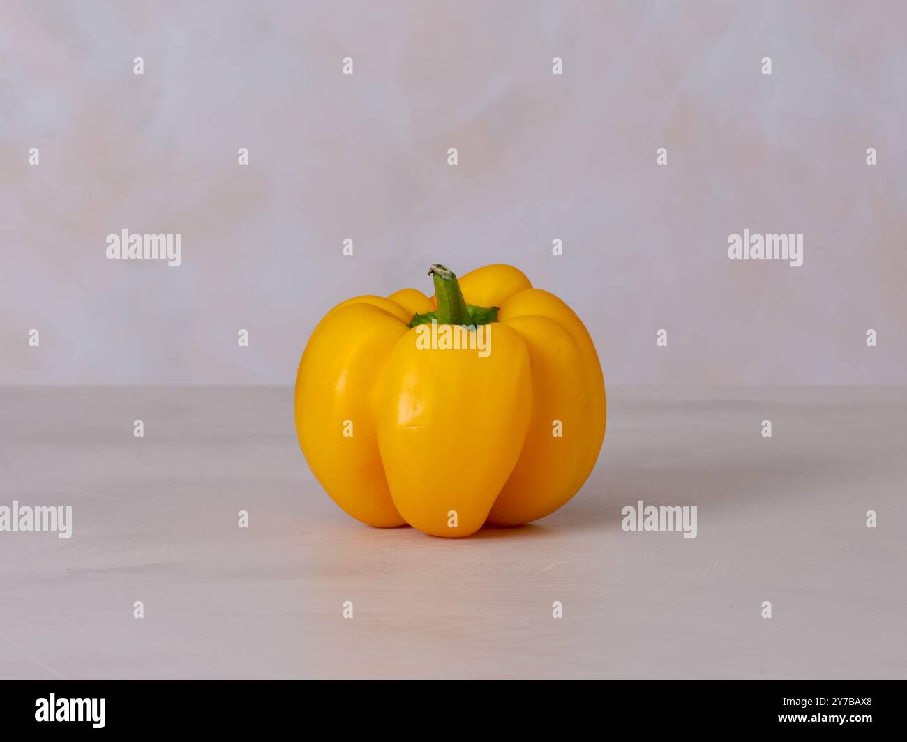 Un pepe giallo, sfondo chiaro, foto direttamente, ingrediente dieta vegana, fonte di vitamine A, e, K e potassio, manganese, ferro e magnesio Foto Stock