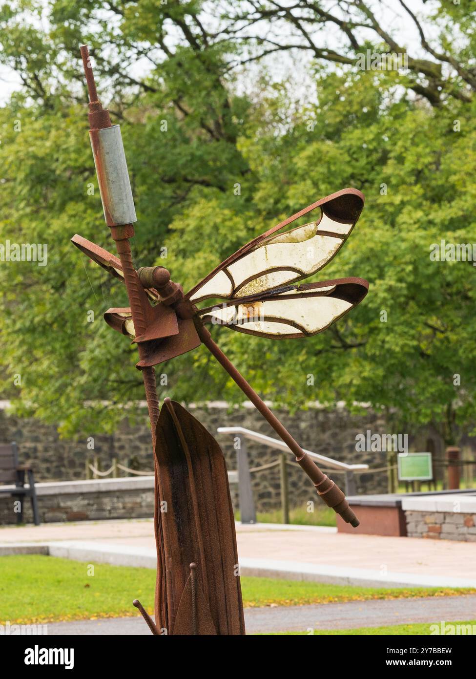 Dragonfly sulla scultura Bullrush al National Botanic Garden of Wales, Chris Crane scultore che utilizza rottami riciclati Foto Stock