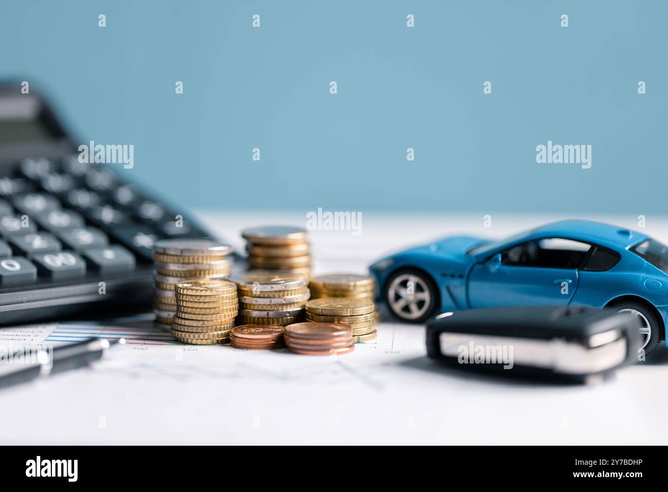 Acquista auto, gestisci i tuoi soldi con saggezza e considera l'assicurazione auto, le opzioni finanziarie, il punteggio di credito, le condizioni di prestito e le potenziali implicazioni fiscali. auto, soldi, Foto Stock