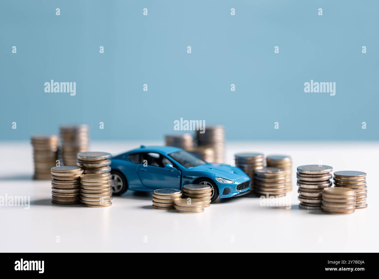 Acquista auto, gestisci i tuoi soldi con saggezza e considera l'assicurazione auto, le opzioni finanziarie, il punteggio di credito, le condizioni di prestito e le potenziali implicazioni fiscali. auto, soldi, Foto Stock