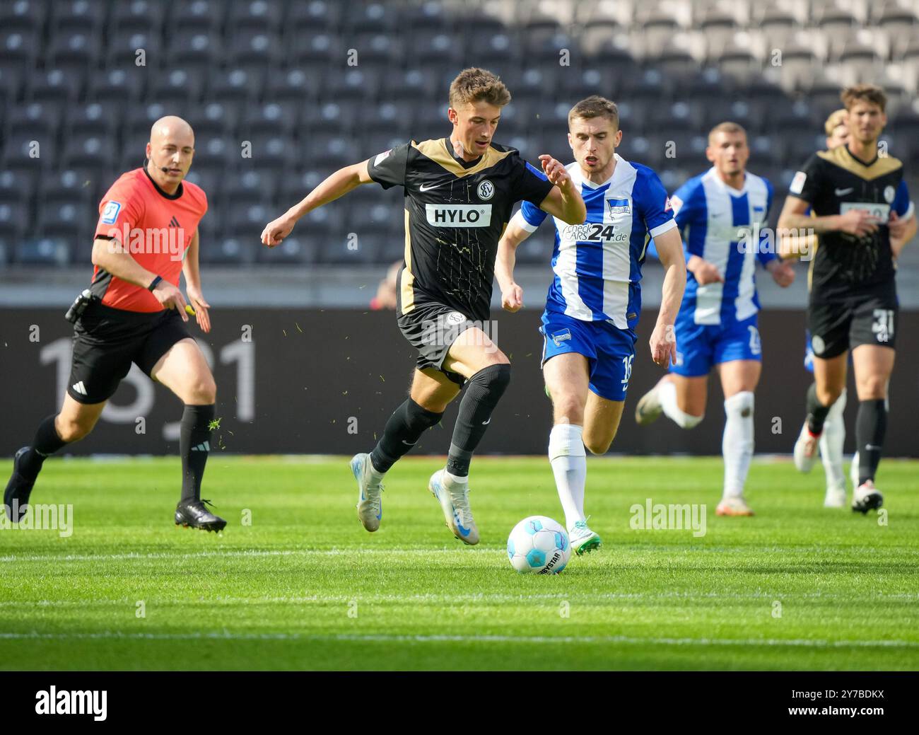 Berlino, Germania. 29 settembre 2024. Calcio: Bundesliga 2, Hertha BSC - SV Elversberg, Matchday 7, Olympiastadion, Lukas Petkov (centro) di Elversberg contro Jonjoe Kenny di Hertha (destra). A sinistra, l'arbitro Nicolas Winter corre indietro. Credito: Soeren Stache/dpa/Alamy Live News Foto Stock