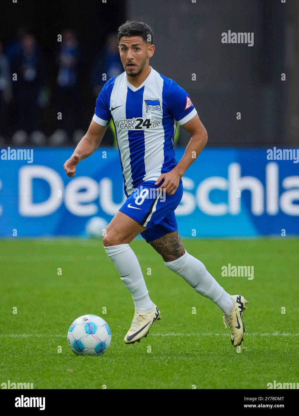 Berlino, Germania. 29 settembre 2024. Calcio: Bundesliga 2, Hertha BSC - SV Elversberg, Matchday 7, Olympiastadion, Hertha Kevin Sessa sul pallone. Credito: Soeren Stache/dpa/Alamy Live News Foto Stock