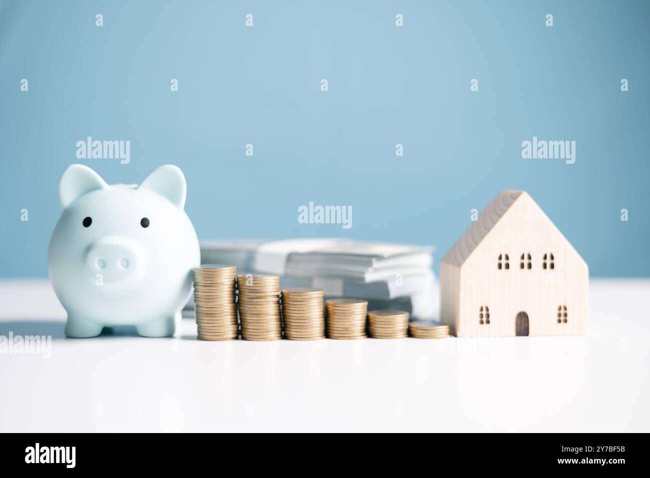 Compra una casa, risparmia denaro per un prestito, comprendi il capitale proprio della casa e considera il valore dell'assicurazione mentre raccogli monete per fondi aggiuntivi. casa, eh Foto Stock