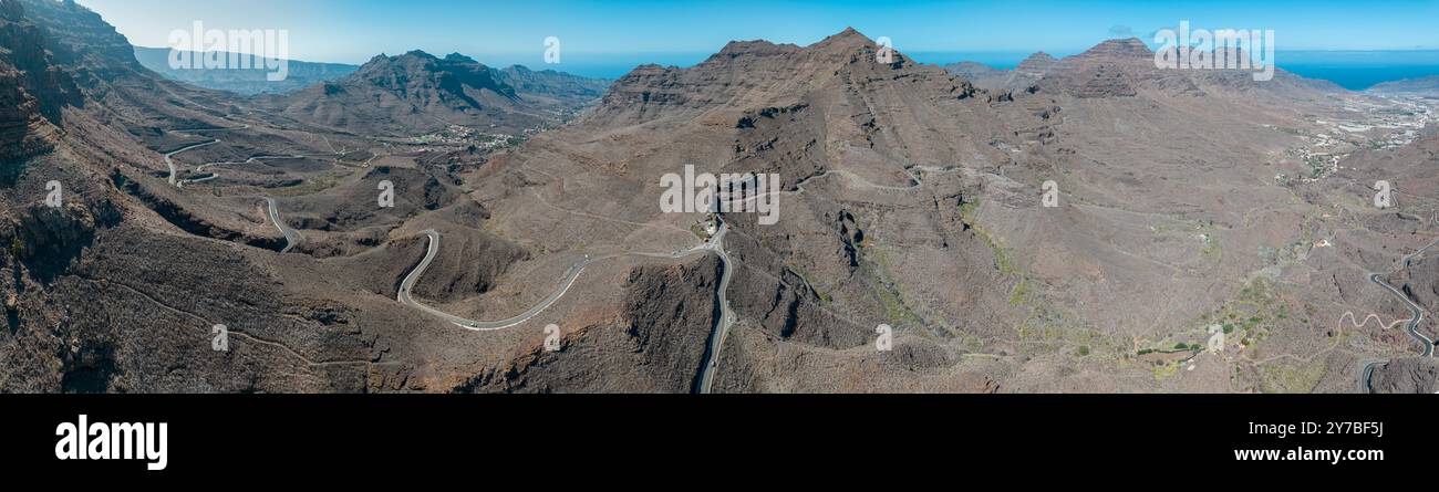 Vista aerea delle strade tortuose sulla costa occidentale di Gran Canaria, la costa meno urbanizzata. Provincia di Mogan. Terra deserta. Spagna Foto Stock