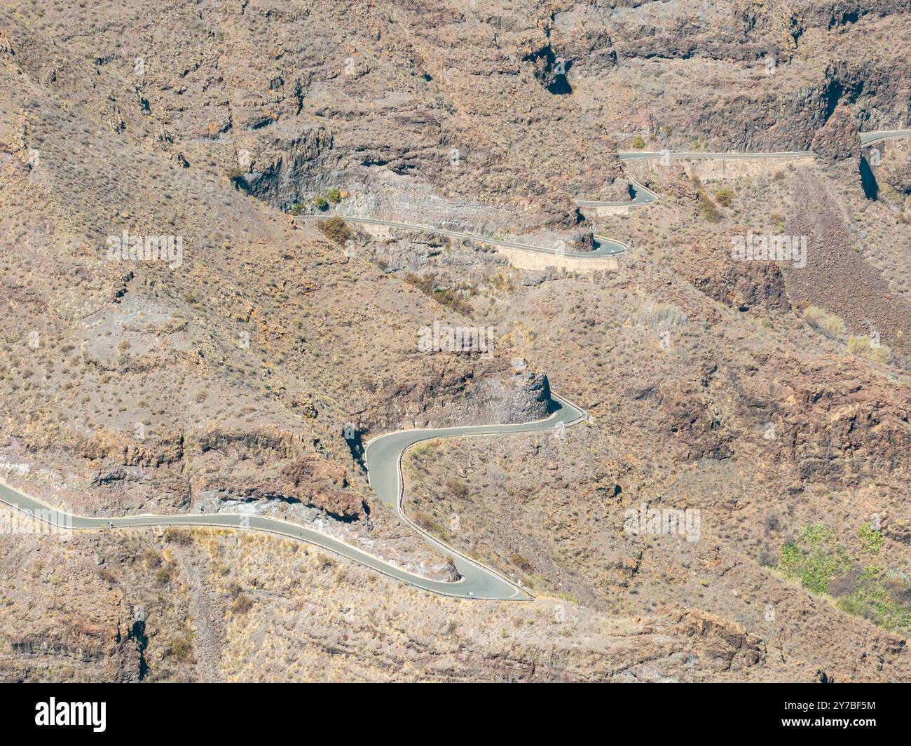 Vista aerea delle strade tortuose sulla costa occidentale di Gran Canaria, la costa meno urbanizzata. Provincia di Mogan. Terra deserta. Spagna Foto Stock