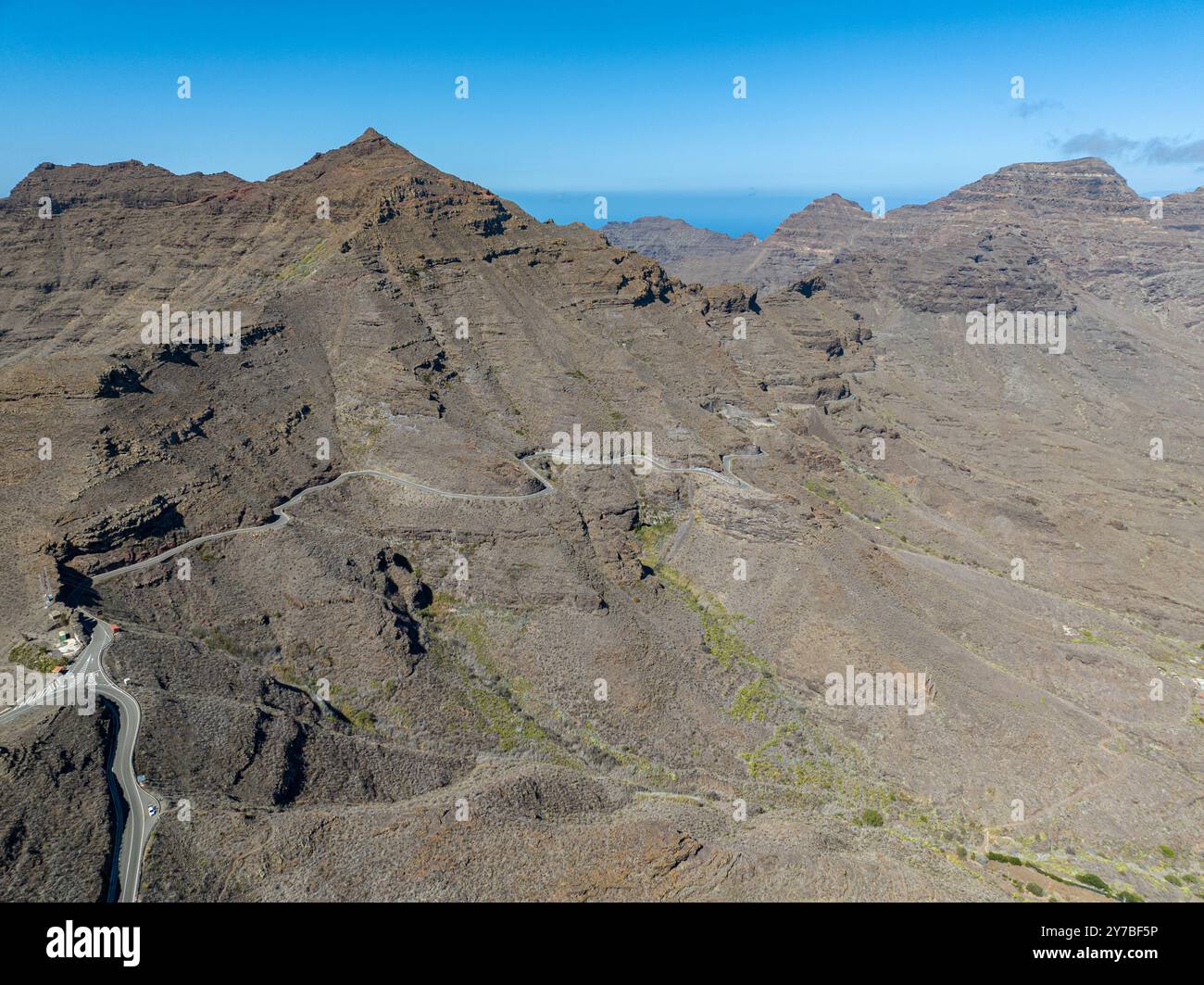 Vista aerea delle strade tortuose sulla costa occidentale di Gran Canaria, la costa meno urbanizzata. Provincia di Mogan. Terra deserta. Spagna Foto Stock