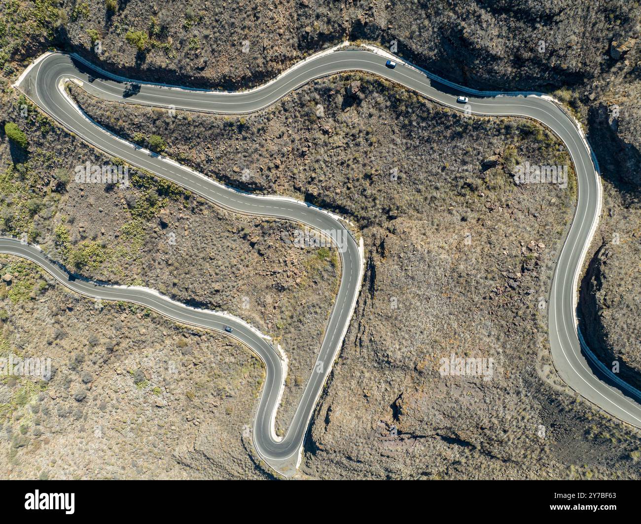 Vista aerea delle strade tortuose sulla costa occidentale di Gran Canaria, la costa meno urbanizzata. Provincia di Mogan. Terra deserta. Spagna Foto Stock