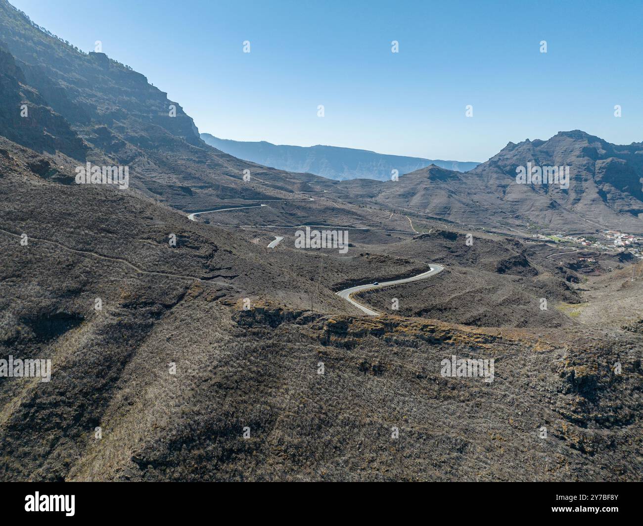 Vista aerea delle strade tortuose sulla costa occidentale di Gran Canaria, la costa meno urbanizzata. Provincia di Mogan. Terra deserta. Spagna Foto Stock