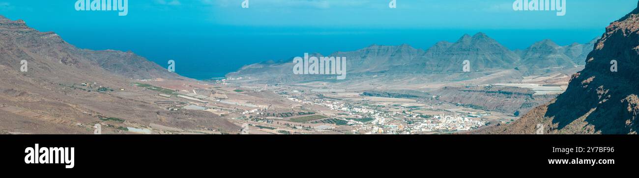 Vista aerea delle strade tortuose sulla costa occidentale di Gran Canaria, la costa meno urbanizzata. Provincia di Mogan. Terra deserta. Spagna Foto Stock