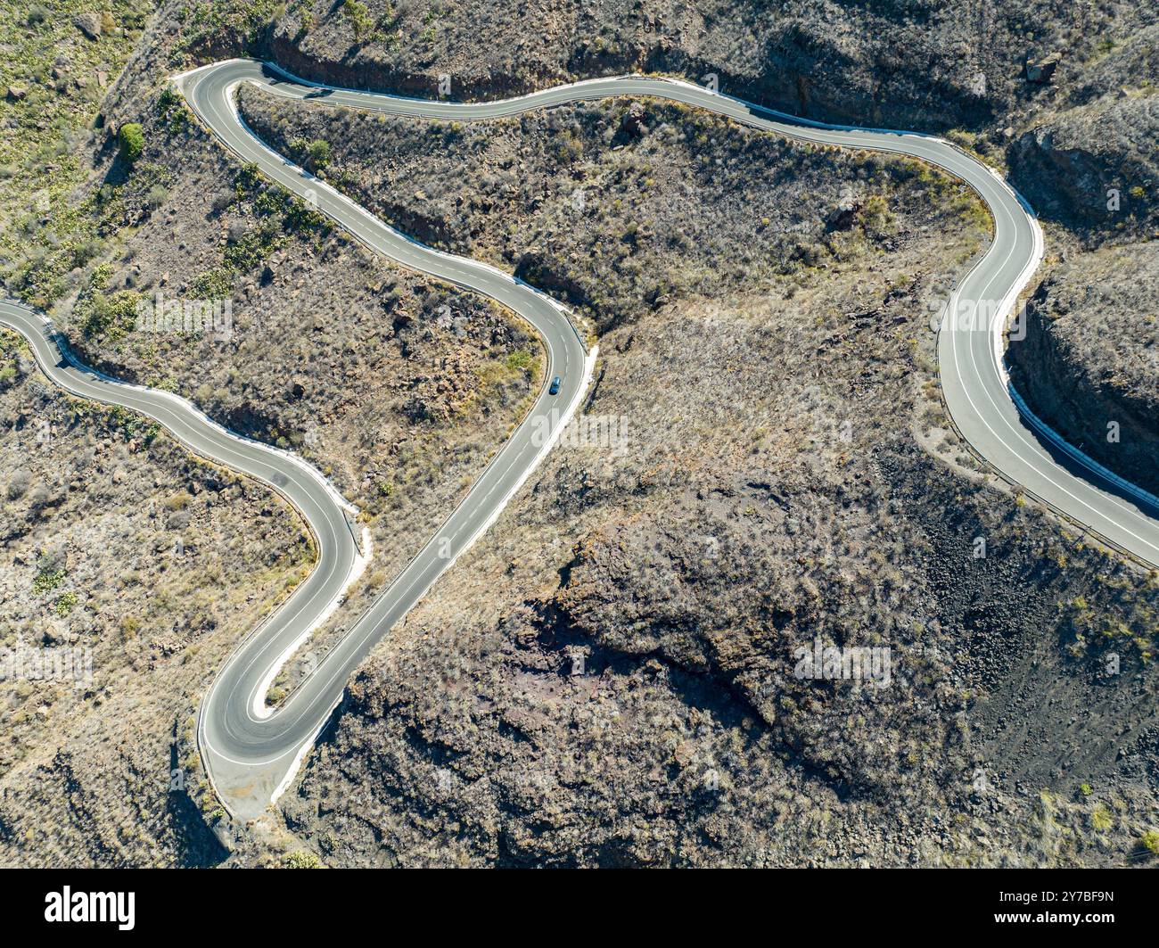 Vista aerea delle strade tortuose sulla costa occidentale di Gran Canaria, la costa meno urbanizzata. Provincia di Mogan. Terra deserta. Spagna Foto Stock