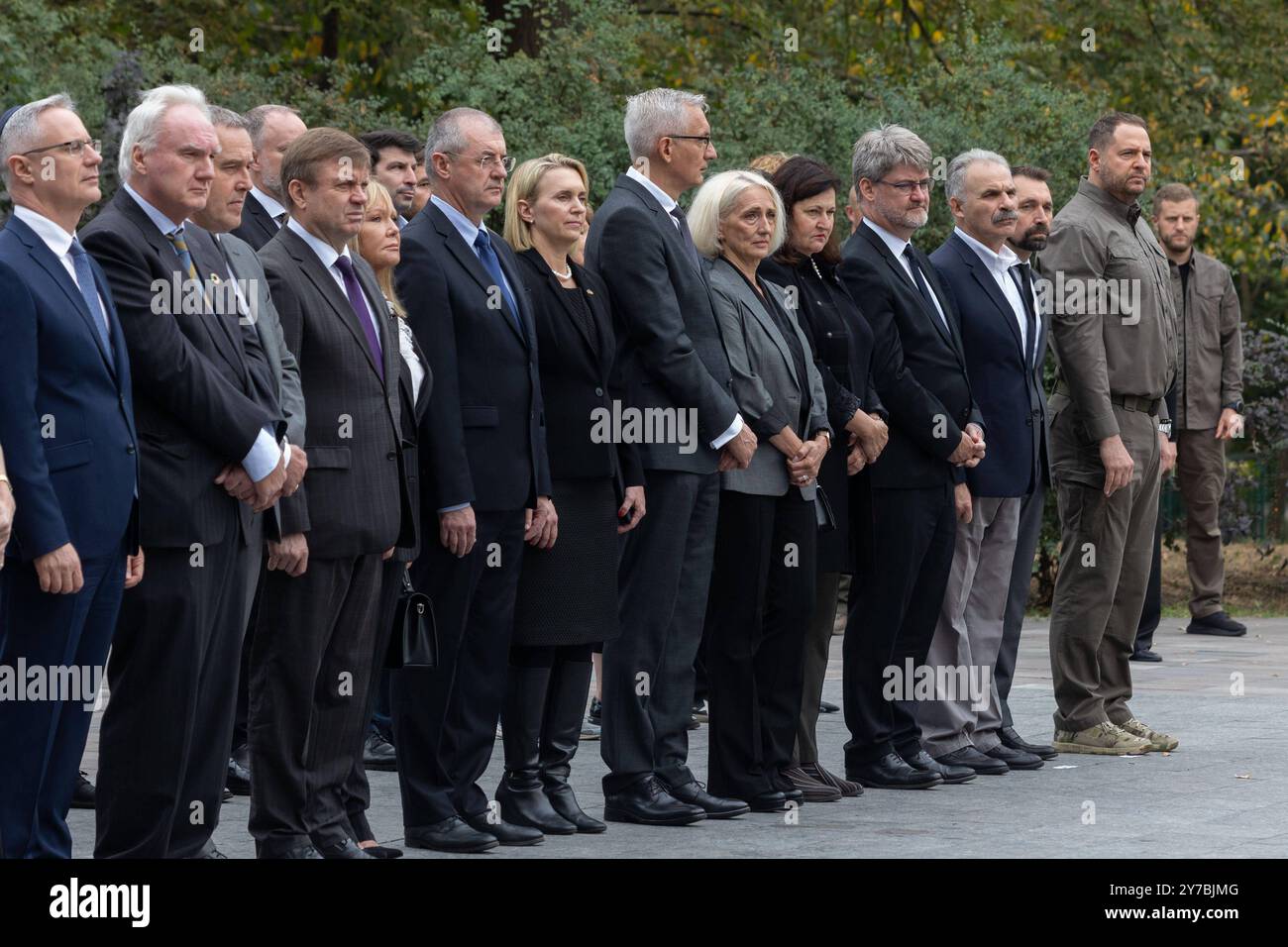 Il presidente ucraino Volodymyr Zelensky ha partecipato alla cerimonia di commemorazione per gli ebrei giustiziati e altre vittime dei nazisti il presidente ucraino Volodymyr Zelensky ha partecipato alla cerimonia di commemorazione per gli ebrei giustiziati e altre vittime dei nazisti, tenutasi presso il Babyn Yar National Historical Memorial Preserve, ha partecipato anche il capo dell'ufficio presidenziale Andriy Yermak, Ucraina, il 29 settembre 2024. Foto DEL PRESIDENTE DELL'UCRAINA UFFICIO Amm Ucraina Ucraina Ucraina 290924 Ukraine UPO 003.jpeg Copyright: XapaimagesxPRESIDENTxOFxUKRAINExOFFICExxapaimagesx Foto Stock