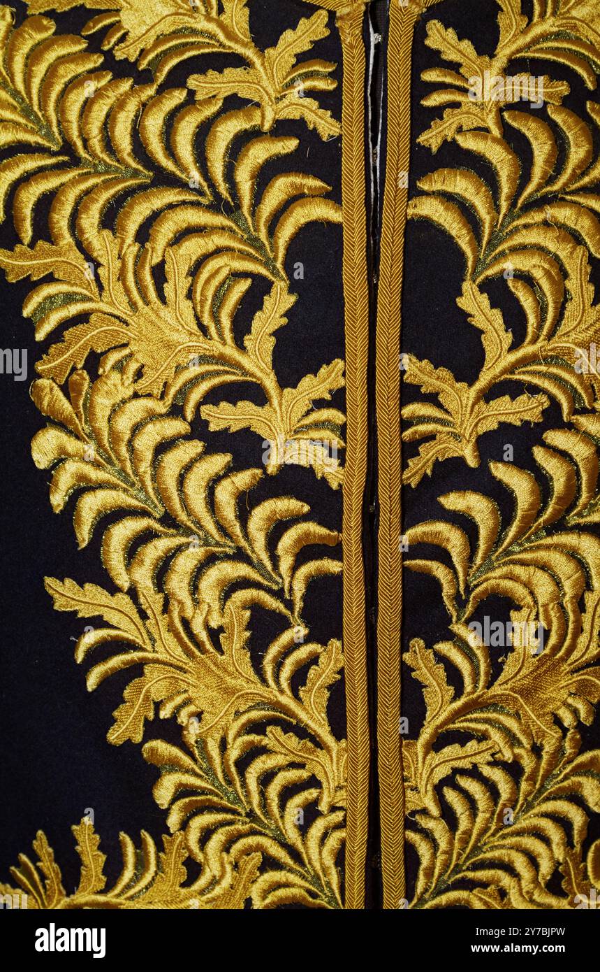 Decorazione con ricami dorati sul petto di Un cappotto in tessuto nero, Highcliffe Castle, Regno Unito Foto Stock