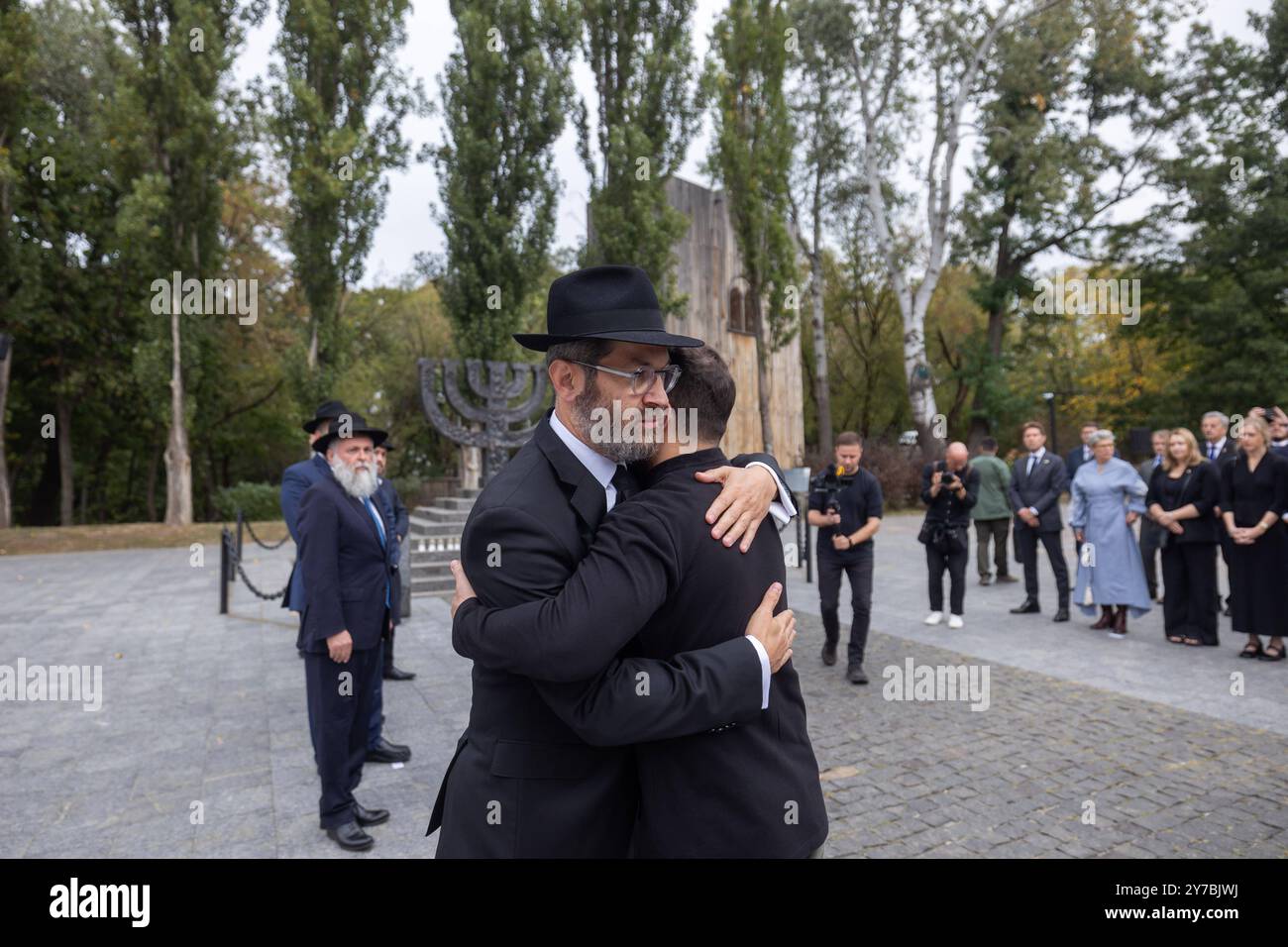 Il presidente ucraino Volodymyr Zelensky ha partecipato alla cerimonia di commemorazione per gli ebrei giustiziati e altre vittime dei nazisti il presidente ucraino Volodymyr Zelensky ha partecipato alla cerimonia di commemorazione per gli ebrei giustiziati e altre vittime dei nazisti, tenutasi presso il Babyn Yar National Historical Memorial Preserve, ha partecipato anche il capo dell'ufficio presidenziale Andriy Yermak, Ucraina, il 29 settembre 2024. Foto DEL PRESIDENTE DELL'UCRAINA UFFICIO Amm Ucraina Ucraina Ucraina 290924 Ukraine UPO 0017.jpeg Copyright: XapaimagesxPRESIDENTxOFxUKRAINExOFFICExxapaimagesx Foto Stock