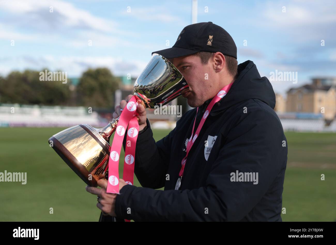 Il capitano del Surrey Rory Burns beve dal trofeo di Division One dopo il Vitality County Championship match al Cloud County Ground, Chelmsford. Data foto: Domenica 29 settembre 2024. Foto Stock