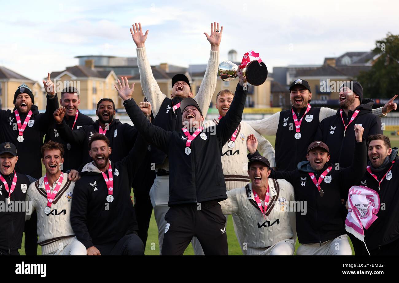 Il capitano del Surrey Rory Burns festeggia con i suoi compagni di squadra mentre sollevano il trofeo di Division One dopo il Vitality County Championship match al Cloud County Ground, Chelmsford. Data foto: Domenica 29 settembre 2024. Foto Stock