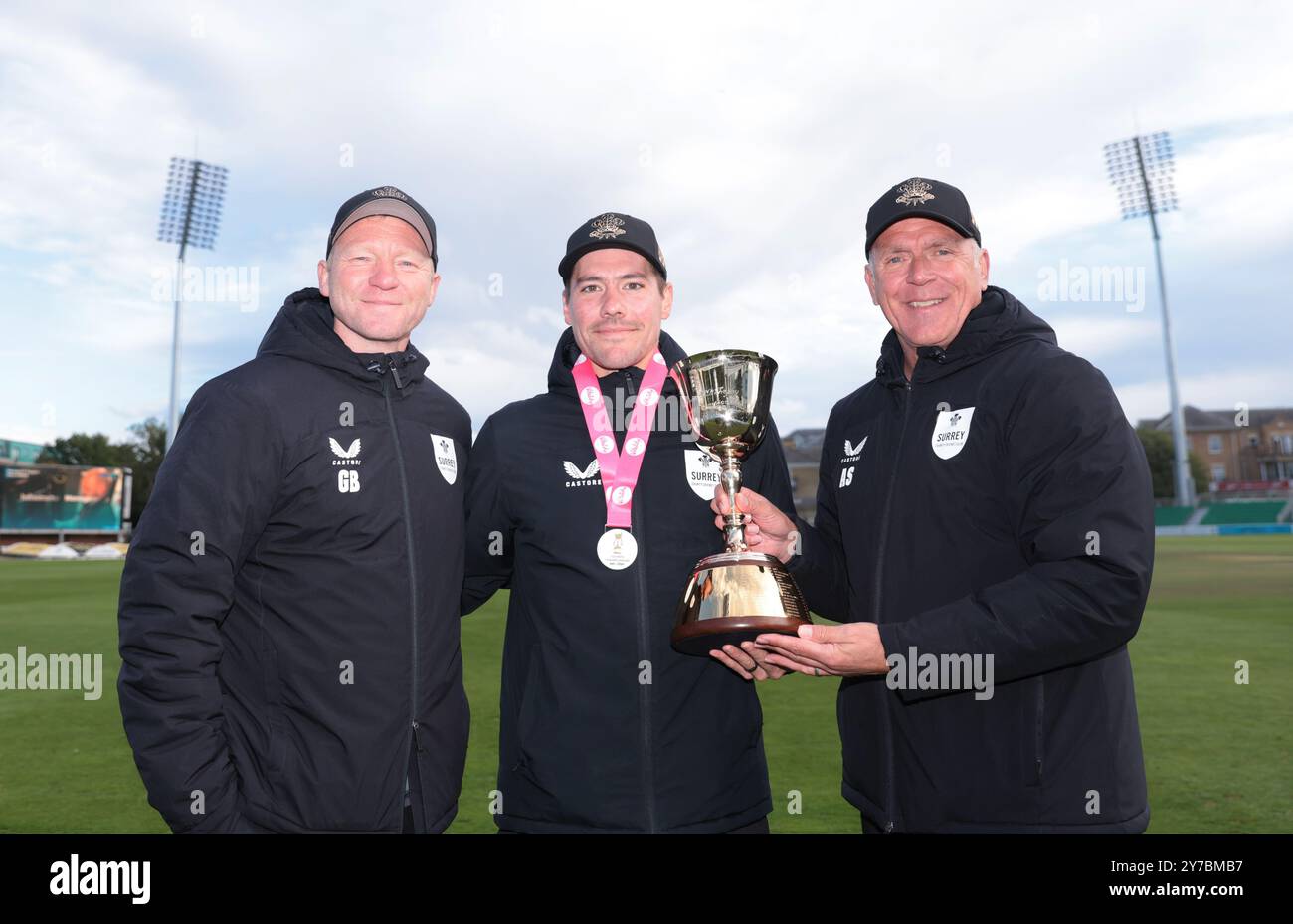 Il capo-allenatore dei Surrey Gareth Batty (a sinistra), il capitano Rory Burns e Alec Stewart (a destra) con il trofeo di Division One dopo il Vitality County Championship match al Cloud County Ground di Chelmsford. Data foto: Domenica 29 settembre 2024. Foto Stock