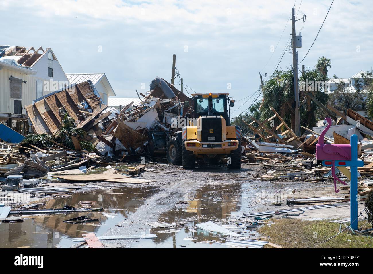 Keaton Beach, Stati Uniti. 28 settembre 2024. Gli aviatori della U.S. Air Force utilizzano attrezzature pesanti per aiutare a sgombrare una strada attraverso i detriti dopo l'uragano Helene, 28 settembre 2024, a Keaton Beach, Florida. Keaton Beach ha ricevuto il peso della massiccia tempesta di categoria 4 distruggendo circa il 90% delle case e delle proprietà. Credito: SSgt. Jacob Hancock/US Air Force/Alamy Live News Foto Stock