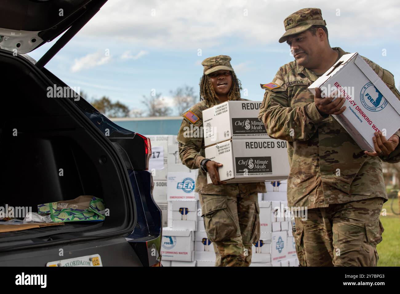 Contea di Suwannee, Stati Uniti. 28 settembre 2024. Christian Lameda, Right, e PFC. Azaria Thompkins con la Florida National Guard distribuiscono cibo e rifornimenti per aiutare i sopravvissuti dopo l'uragano Helene, 28 settembre 2024 nella contea di Suwannee, Florida. La contea di Suwannee lungo la regione di Big Bend ha ricevuto il peso dell'uragano di categoria 4. Crediti: PFC. Eli Johnson/US Army/Alamy Live News Foto Stock