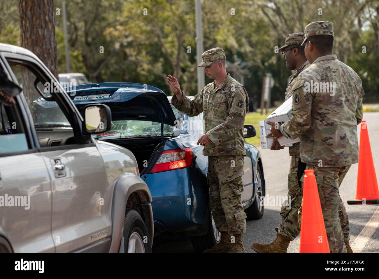 Contea di Suwannee, Stati Uniti. 28 settembre 2024. I soldati dell'esercito americano con la Florida National Guard distribuiscono cibo e rifornimenti per aiutare i sopravvissuti dopo l'uragano Helene, il 28 settembre 2024 nella contea di Suwannee, in Florida. La contea di Suwannee lungo la regione di Big Bend ha ricevuto il peso dell'uragano di categoria 4. Crediti: PFC. Eli Johnson/US Army/Alamy Live News Foto Stock