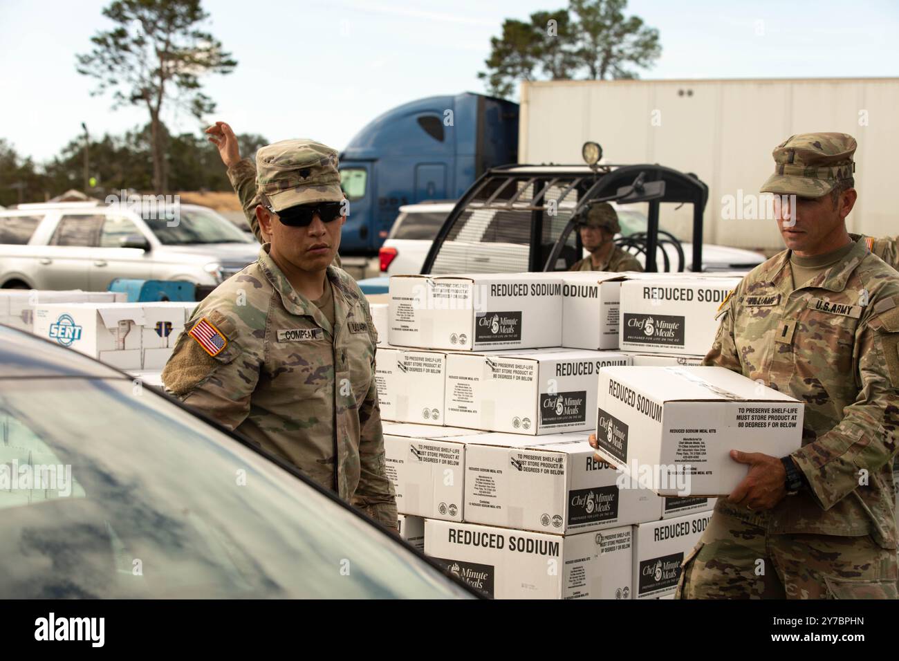 Contea di Suwannee, Stati Uniti. 28 settembre 2024. I soldati dell'esercito americano con la Florida National Guard distribuiscono cibo e rifornimenti per aiutare i sopravvissuti dopo l'uragano Helene, il 28 settembre 2024 nella contea di Suwannee, in Florida. La contea di Suwannee lungo la regione di Big Bend ha ricevuto il peso dell'uragano di categoria 4. Crediti: PFC. Eli Johnson/US Army/Alamy Live News Foto Stock