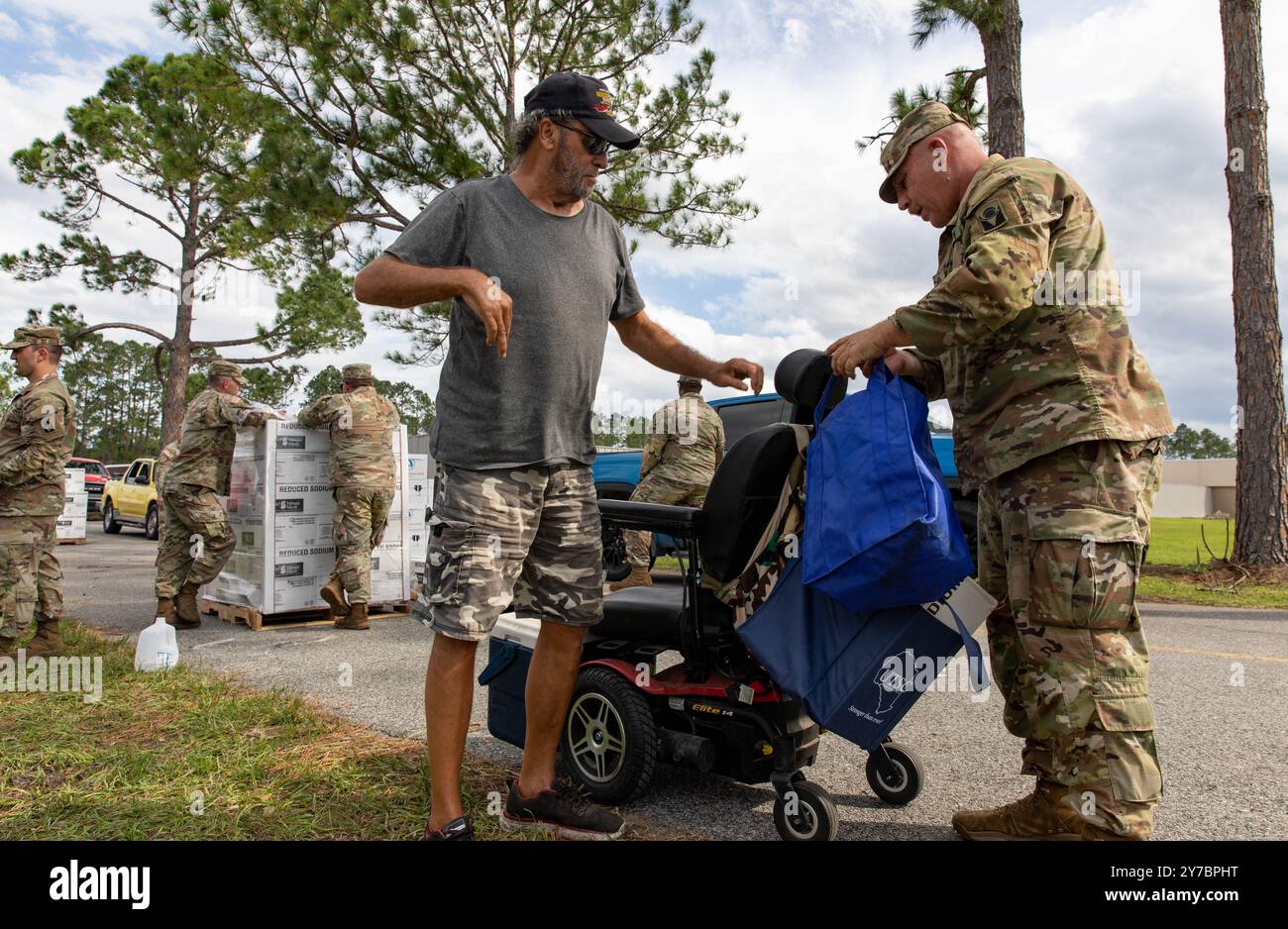 Contea di Suwannee, Stati Uniti. 28 settembre 2024. U.S. Army SFC. Justin Ferrell, giusto, con la Guardia Nazionale della Florida distribuisce cibo e rifornimenti per aiutare i sopravvissuti dopo l'uragano Helene, il 28 settembre 2024 nella Contea di Suwannee, Florida. La contea di Suwannee lungo la regione di Big Bend ha ricevuto il peso dell'uragano di categoria 4. Crediti: PFC. Eli Johnson/US Army/Alamy Live News Foto Stock