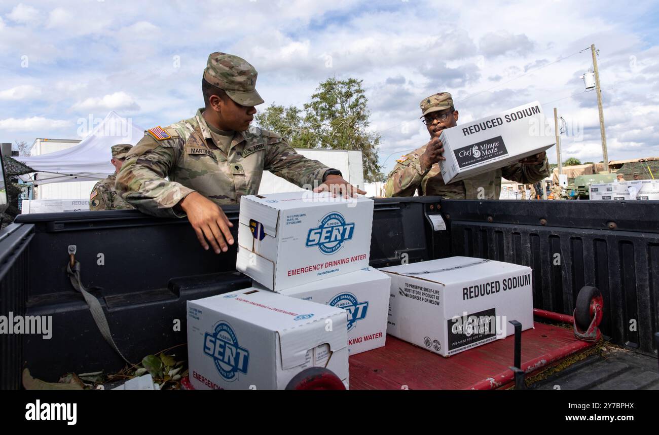 Contea di Suwannee, Stati Uniti. 28 settembre 2024. Bryan Christian, Right e SPC. Cristian Martinez con la Florida National Guard distribuisce cibo e rifornimenti per aiutare i sopravvissuti dopo l'uragano Helene, 28 settembre 2024 nella contea di Suwannee, Florida. La contea di Suwannee lungo la regione di Big Bend ha ricevuto il peso dell'uragano di categoria 4. Crediti: PFC. Eli Johnson/US Army/Alamy Live News Foto Stock