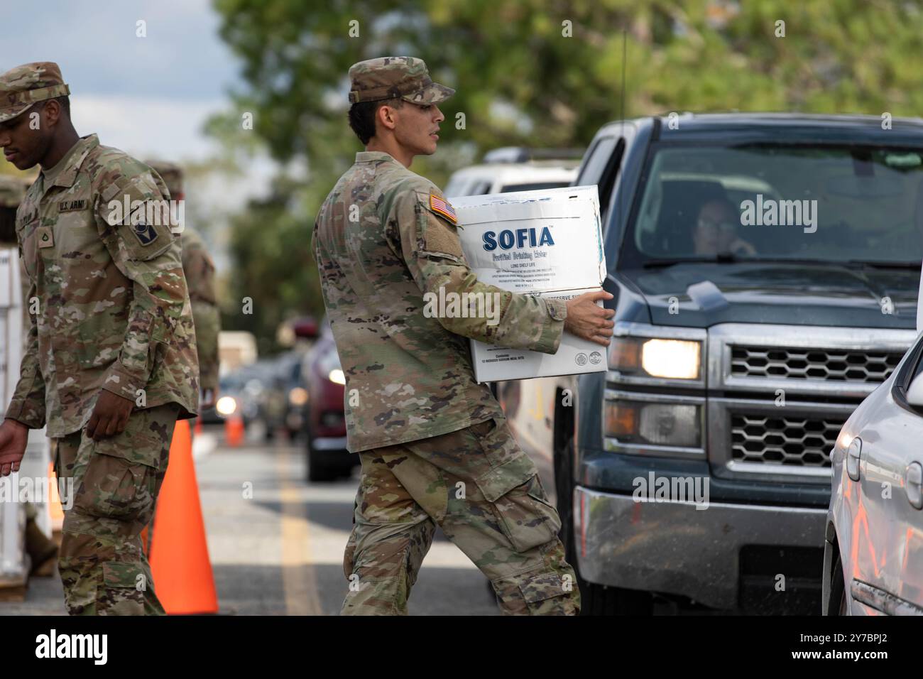 Contea di Suwannee, Stati Uniti. 28 settembre 2024. U.S. Army PFC. Trey Taylor, a sinistra, e Pvt. Giovanny Figueroa, a destra, con la Florida National Guard distribuisce cibo e rifornimenti per aiutare i sopravvissuti dopo l'uragano Helene, 28 settembre 2024 nella contea di Suwannee, Florida. La contea di Suwannee lungo la regione di Big Bend ha ricevuto il peso dell'uragano di categoria 4. Crediti: PFC. Eli Johnson/US Army/Alamy Live News Foto Stock