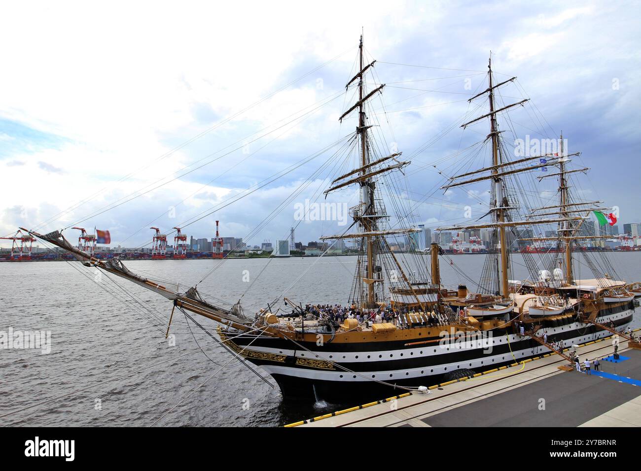 Una nave a vela ancorata nella baia di Tokyo Foto Stock