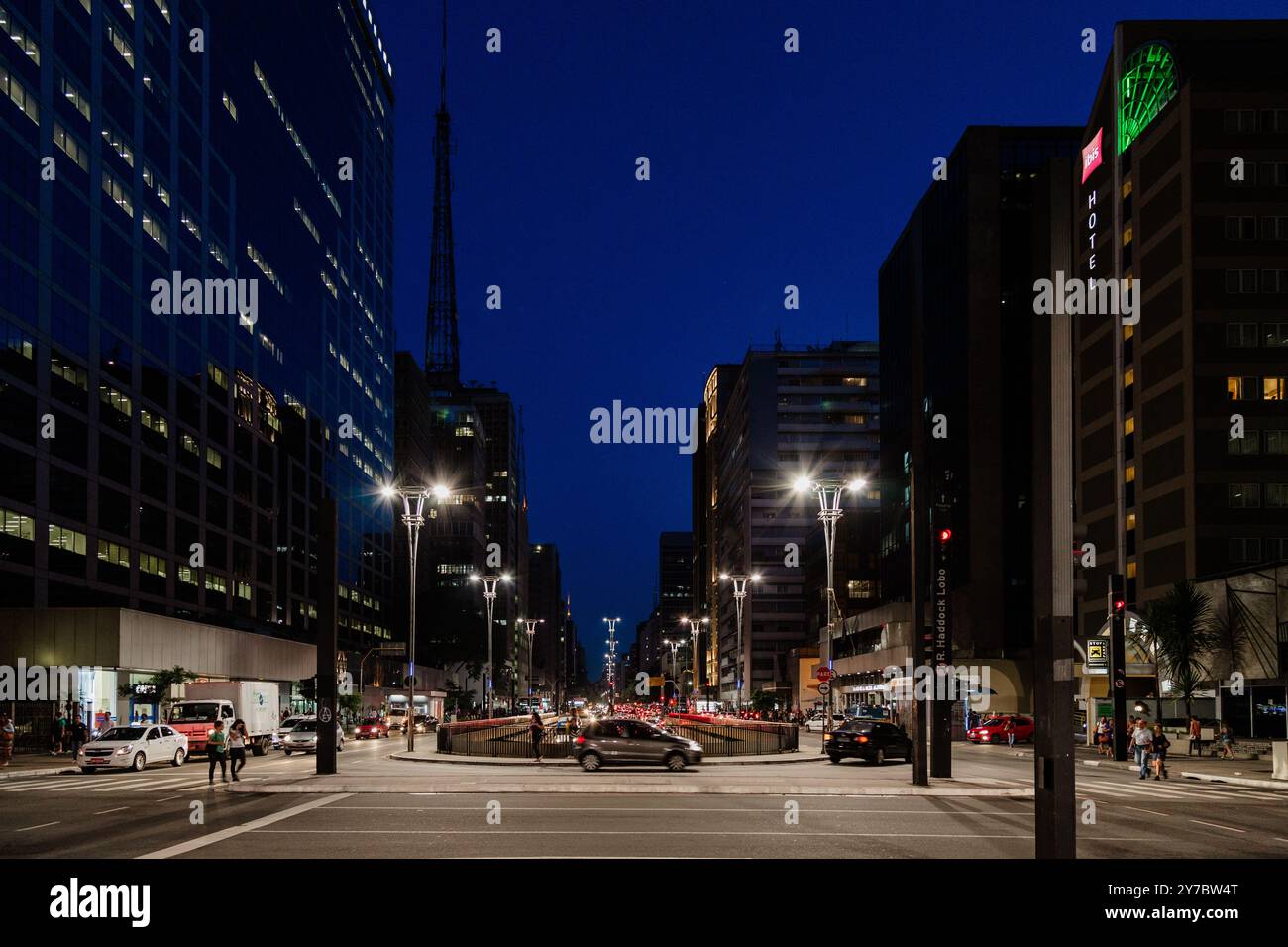 San Paolo, Brasile. 24 gennaio 2014. Vista generale di Avenida Paulista con alti edifici e traffico vicino al Tunnel Jose Roberto Fanganiello Melhem, di notte, a San Paolo, Brasile. Foto Stock