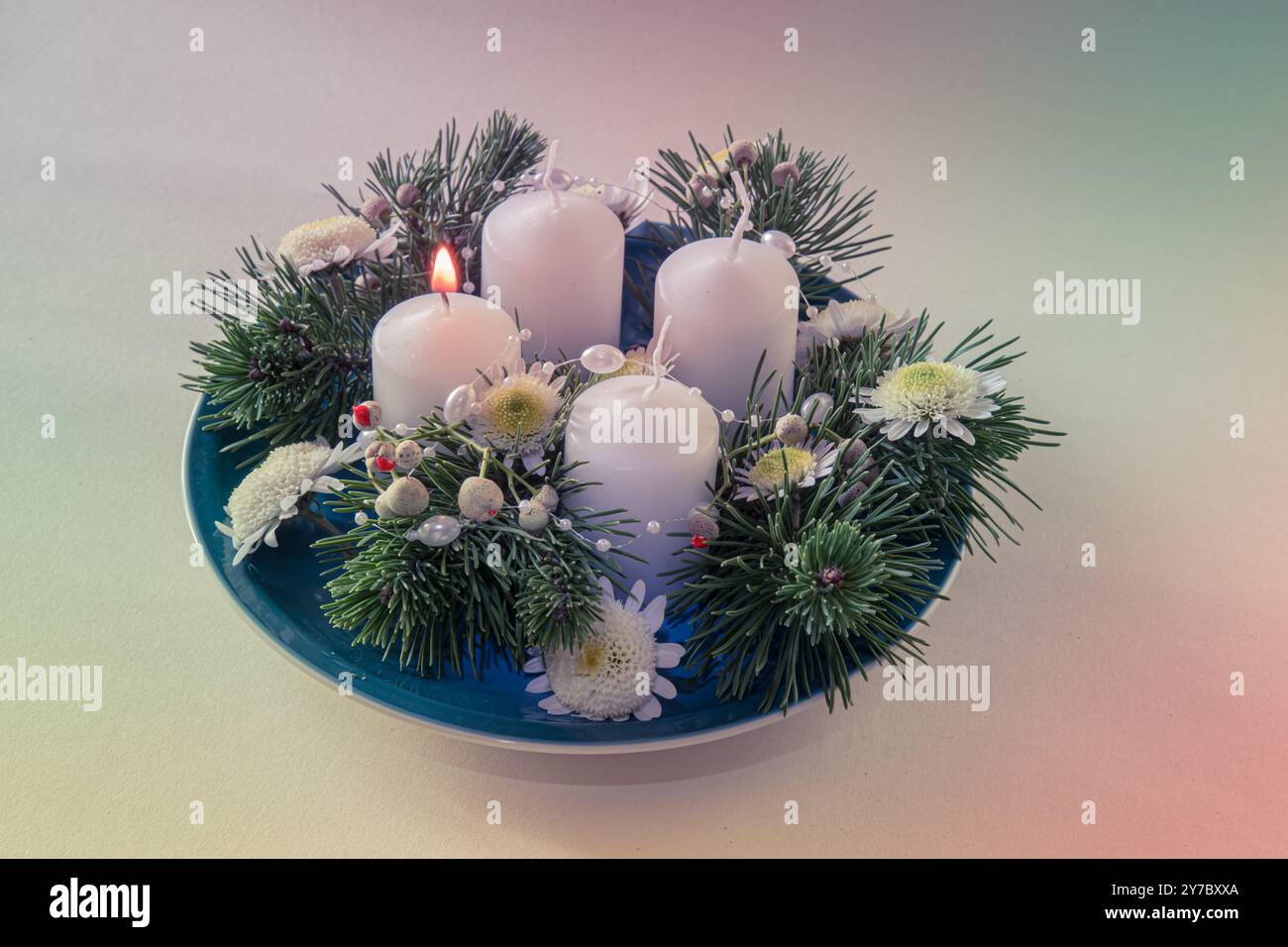 quattro candele bianche dell'avvento, decorazioni a corona con fiori e pini, isolate, candele del primo avvento accese Foto Stock