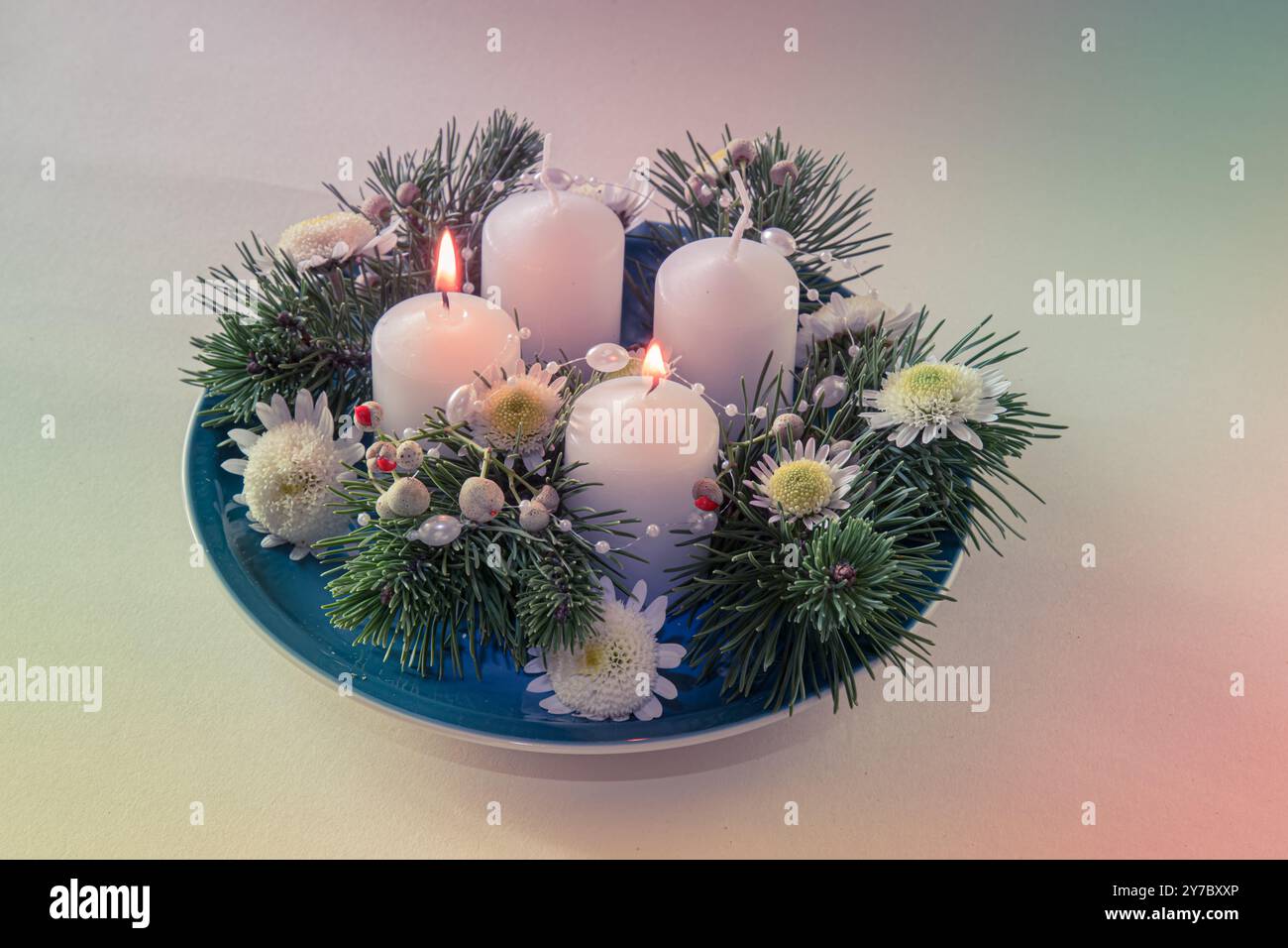 quattro candele bianche dell'avvento, decorazioni a corona con fiori e pino, isolate, candele del secondo avvento accese Foto Stock